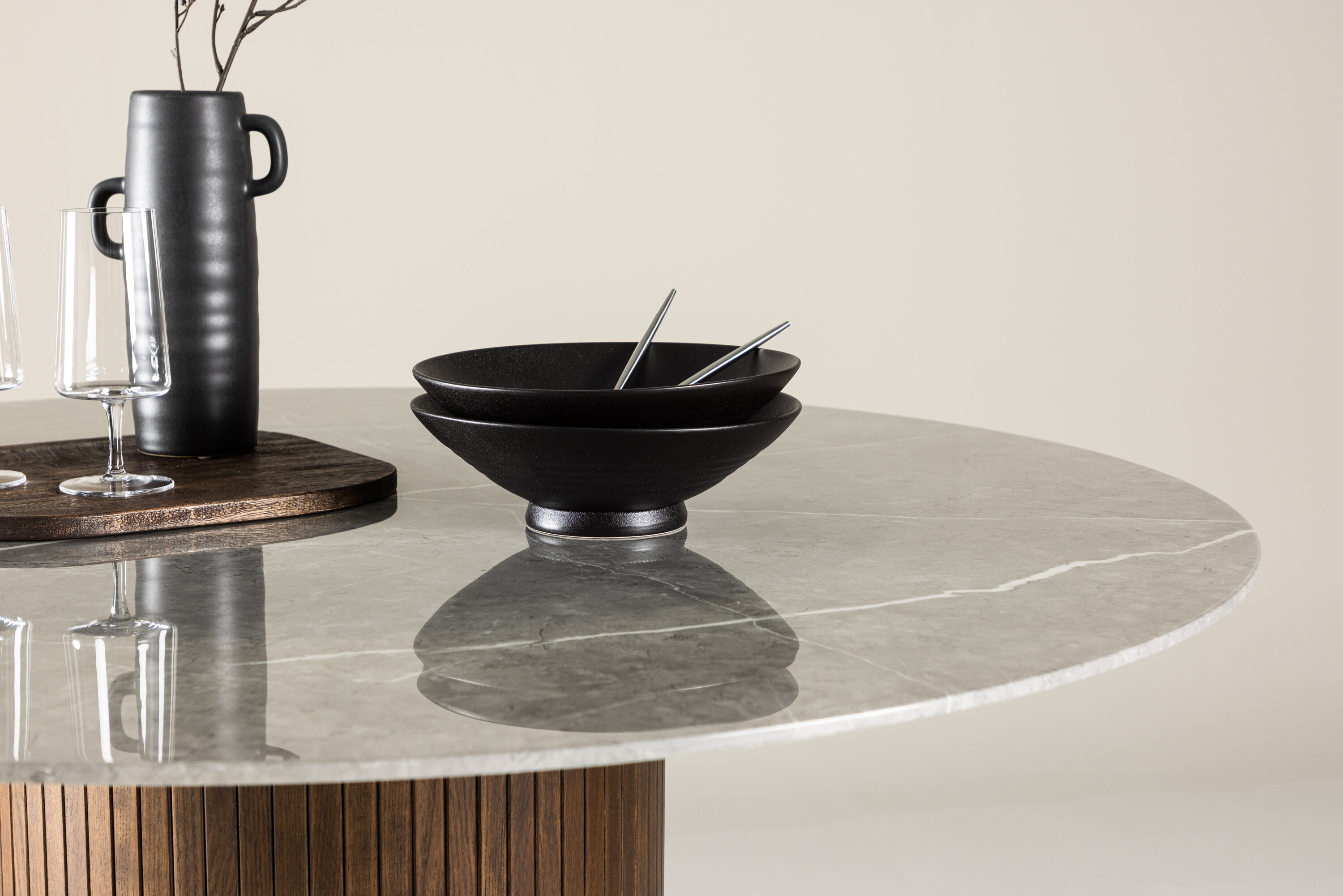 Austin table à manger ronde gris, moka ⌀120 cm en situation dans une pièce décorée