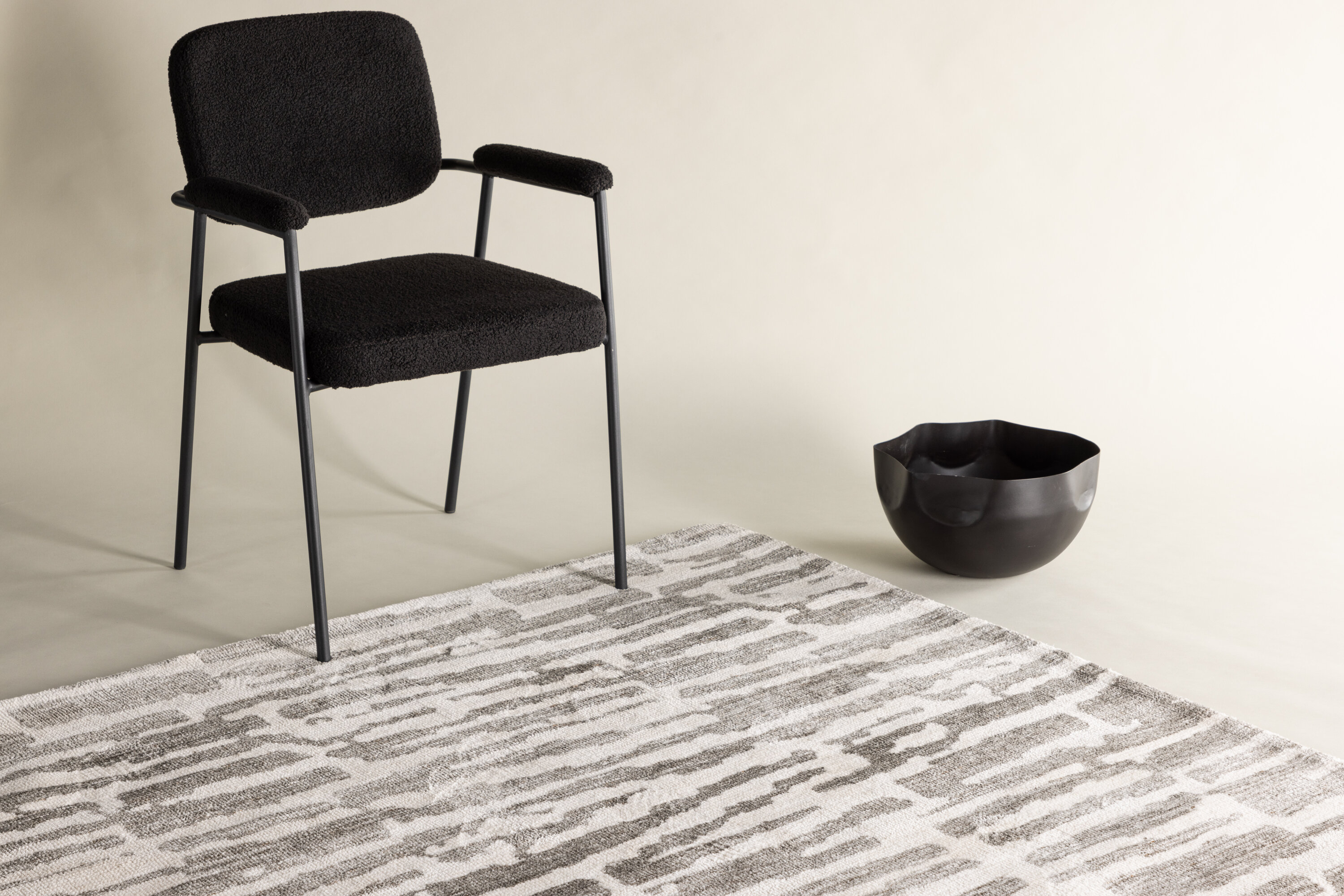 Milos tapis de salon gris, blanc 230 x 160 cm en situation dans une pièce décorée