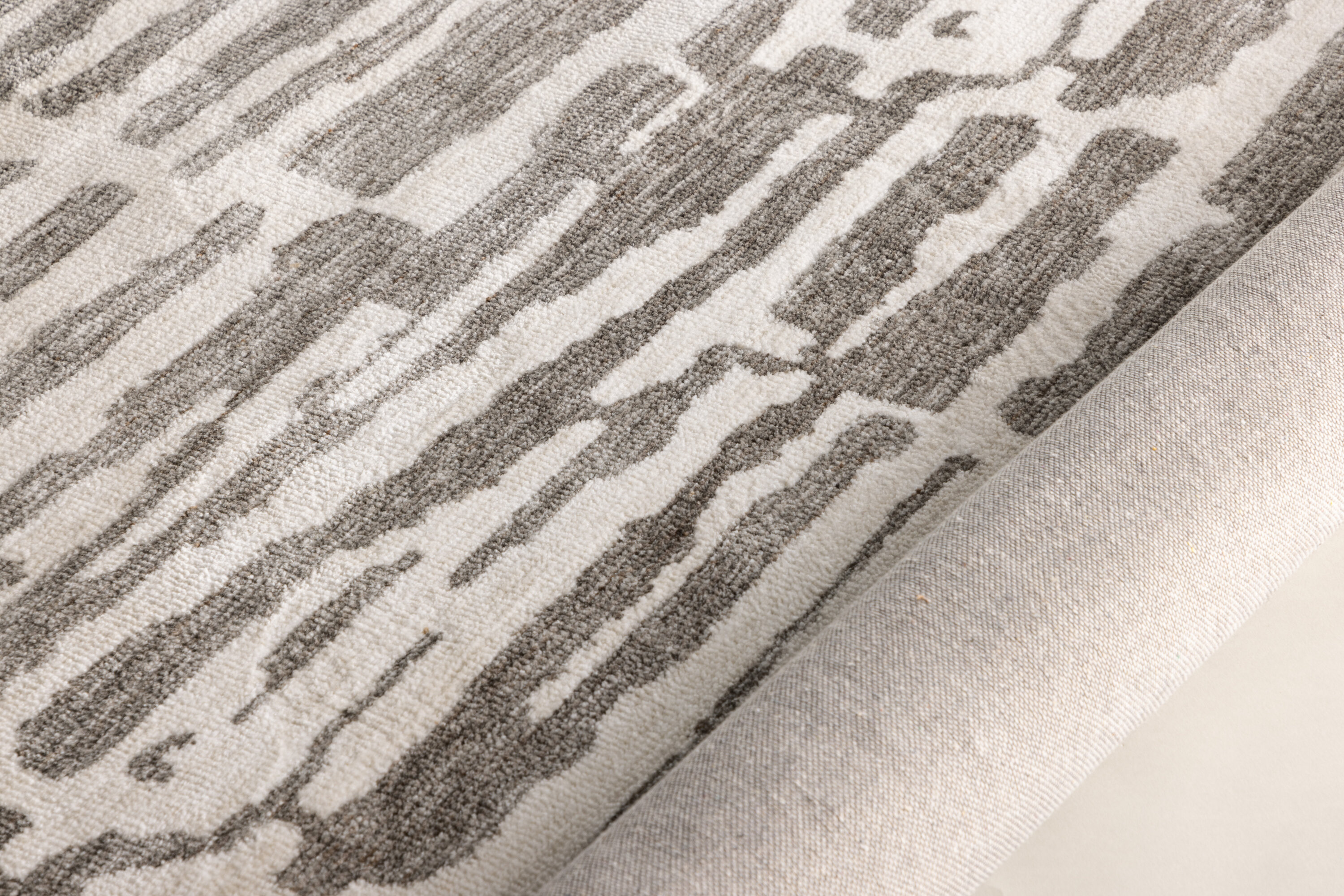 Milos tapis de salon gris, blanc 230 x 160 cm en situation dans une pièce décorée