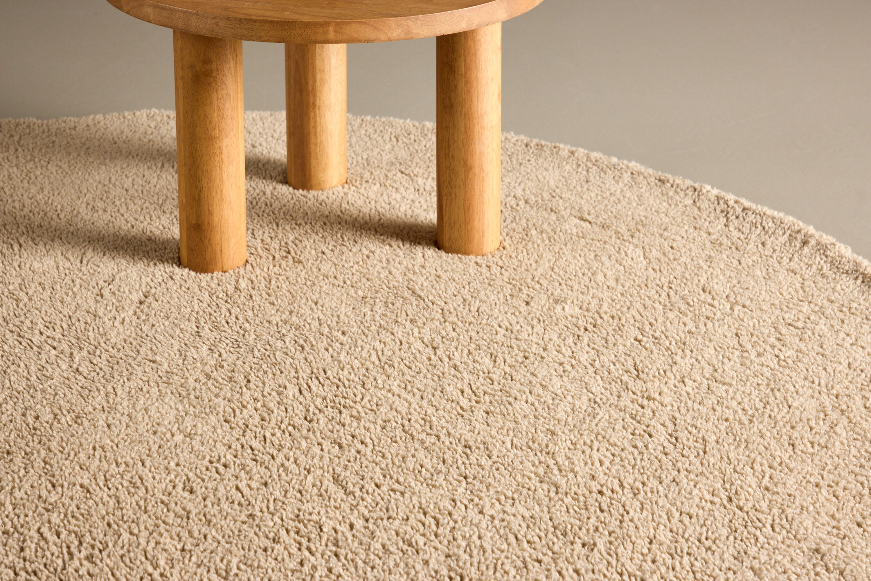 Teddy tapis de salon beige ⌀200 cm en situation dans une pièce décorée