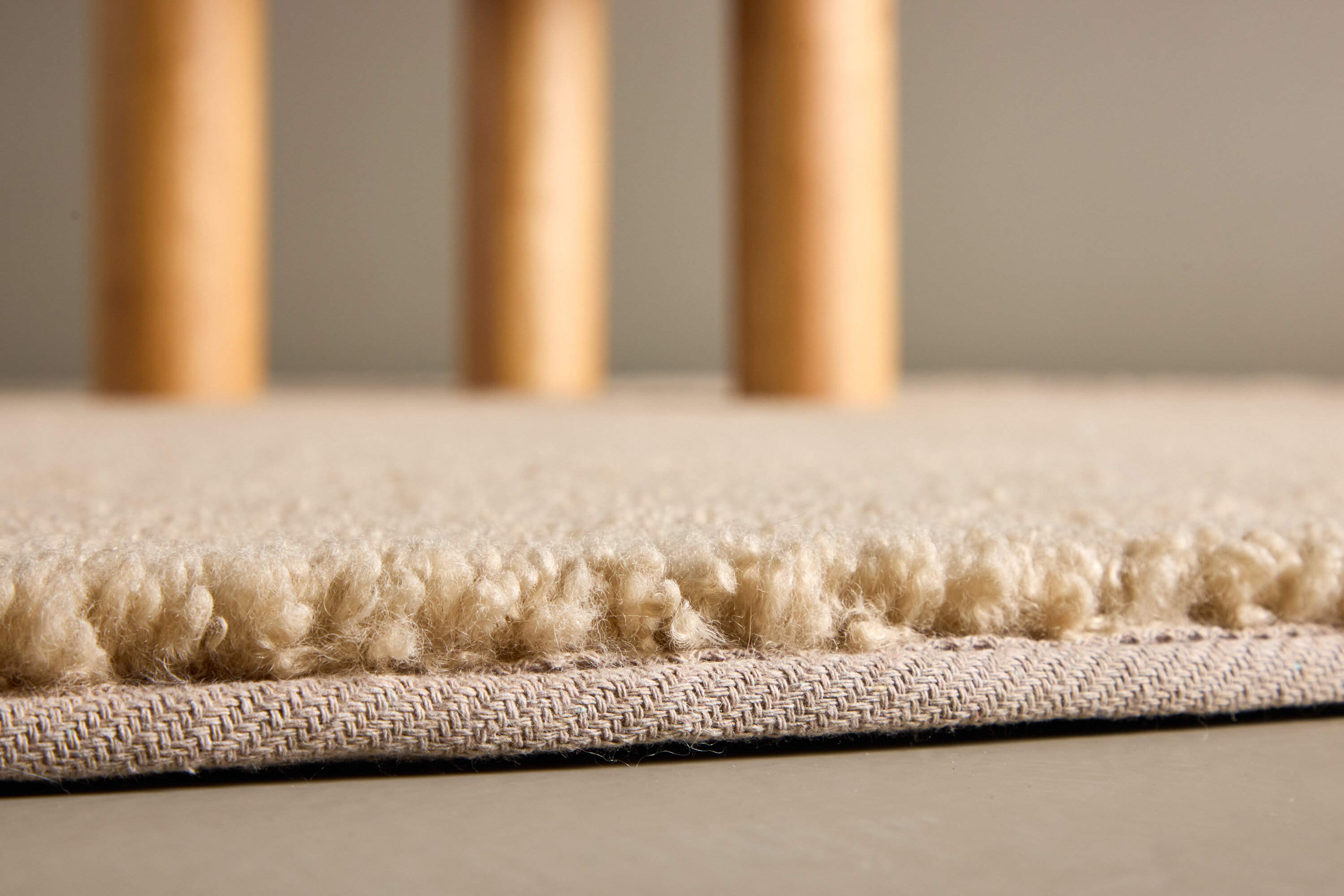 Teddy tapis de salon beige ⌀200 cm en situation dans une pièce décorée