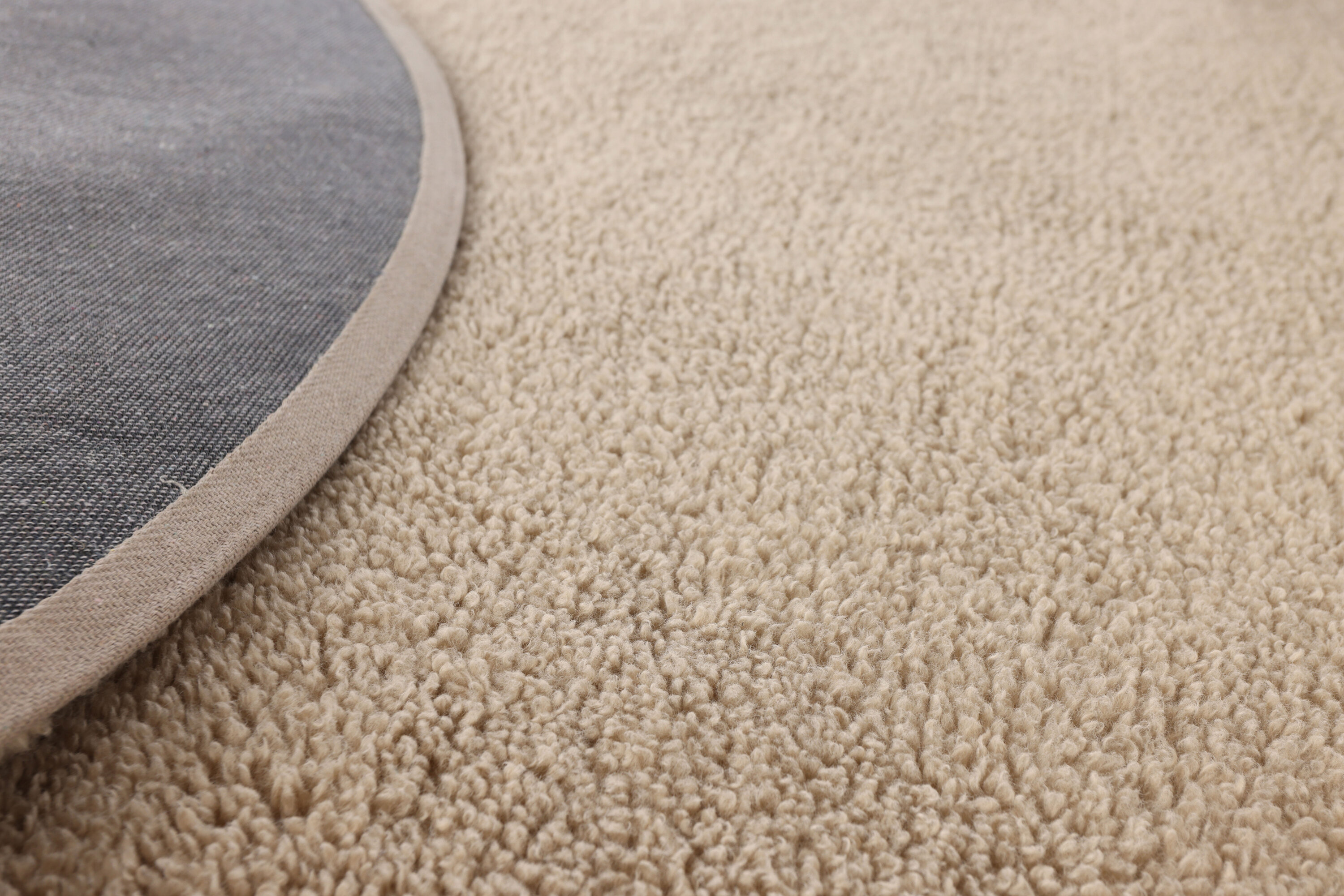 Teddy tapis de salon beige ⌀200 cm sur fond clair