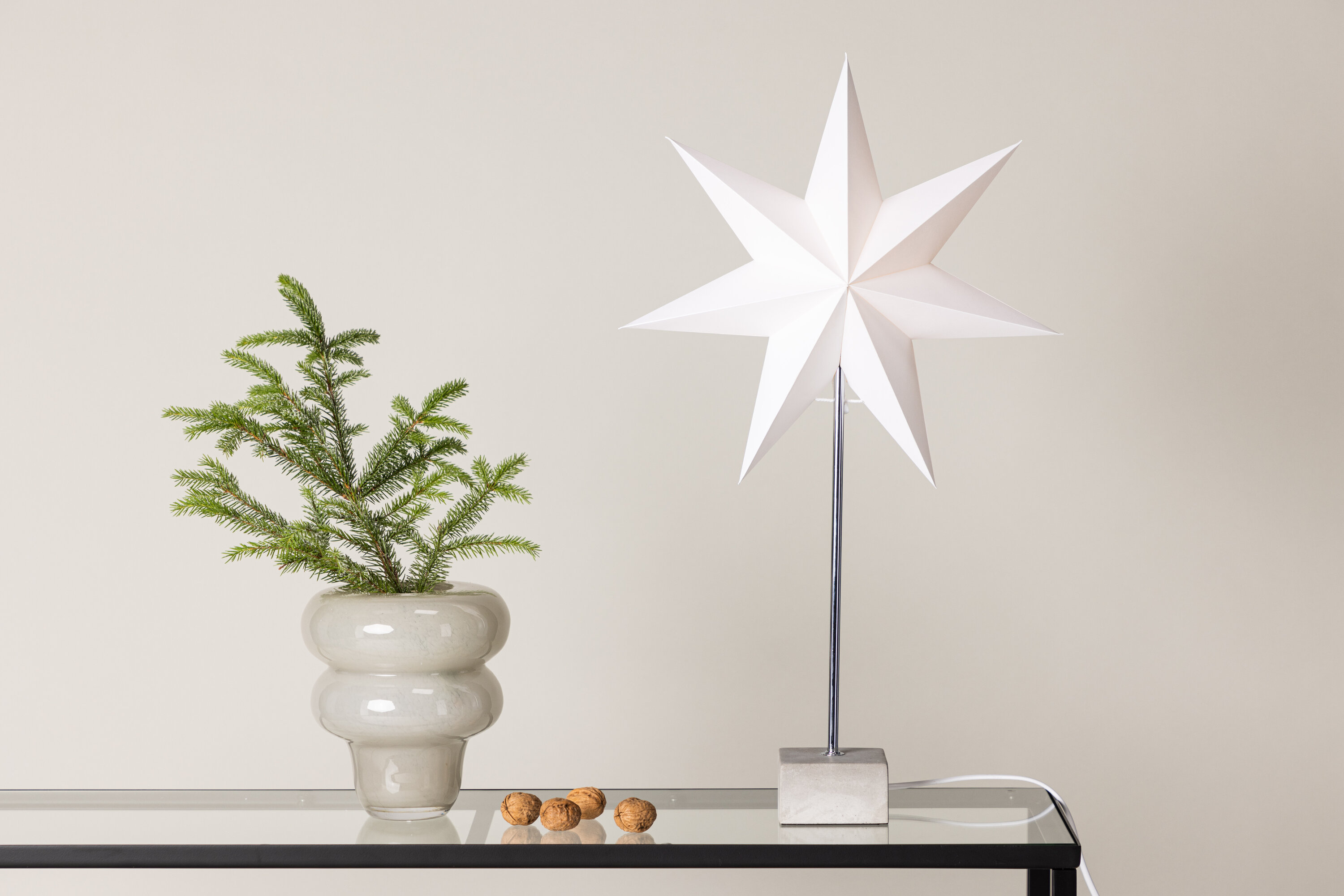 Grövelfjäll éclairage de noël noir, gris, blanc ⌀40 cm en situation dans une pièce décorée