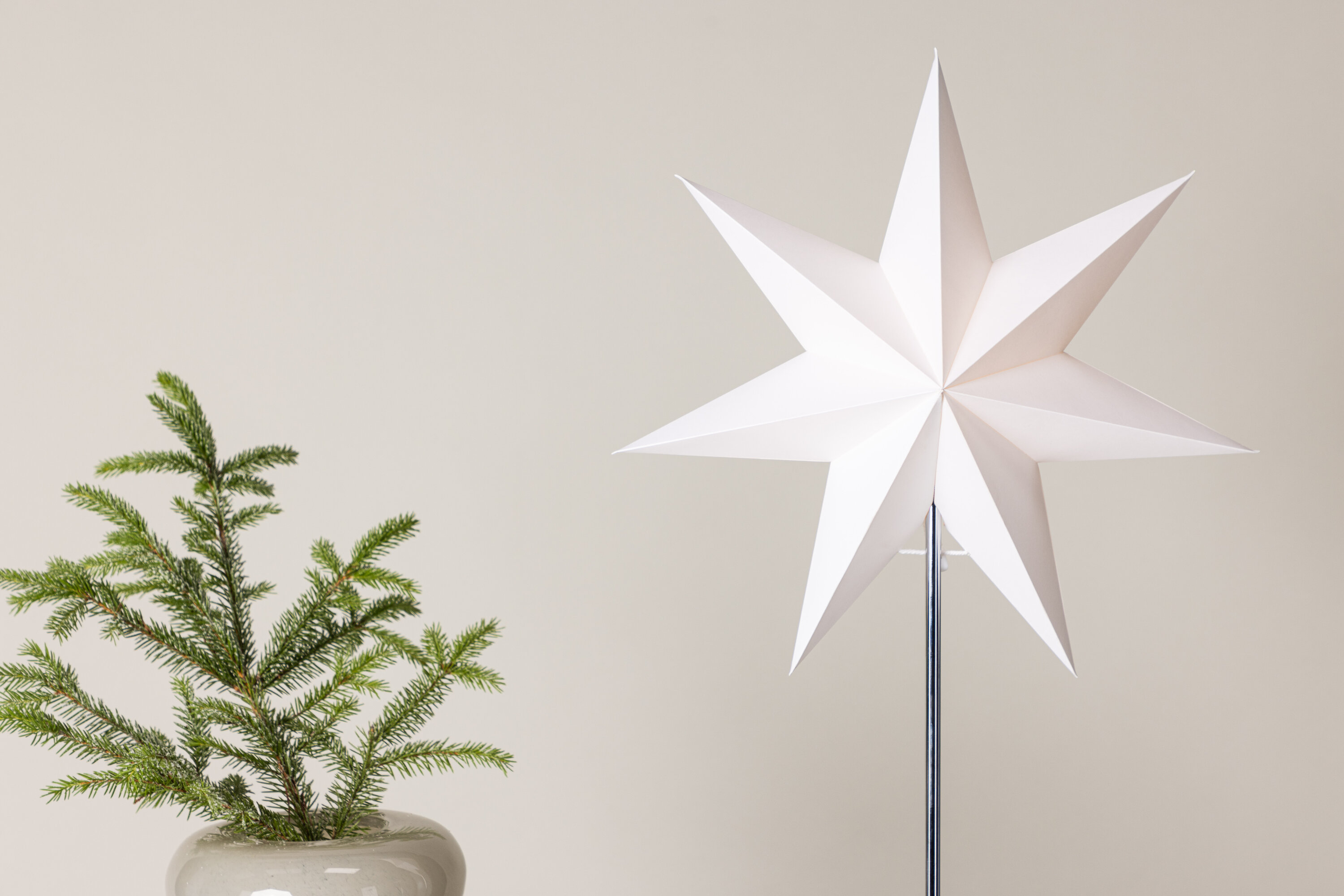 Grövelfjäll éclairage de noël noir, gris, blanc ⌀40 cm en situation dans une pièce décorée