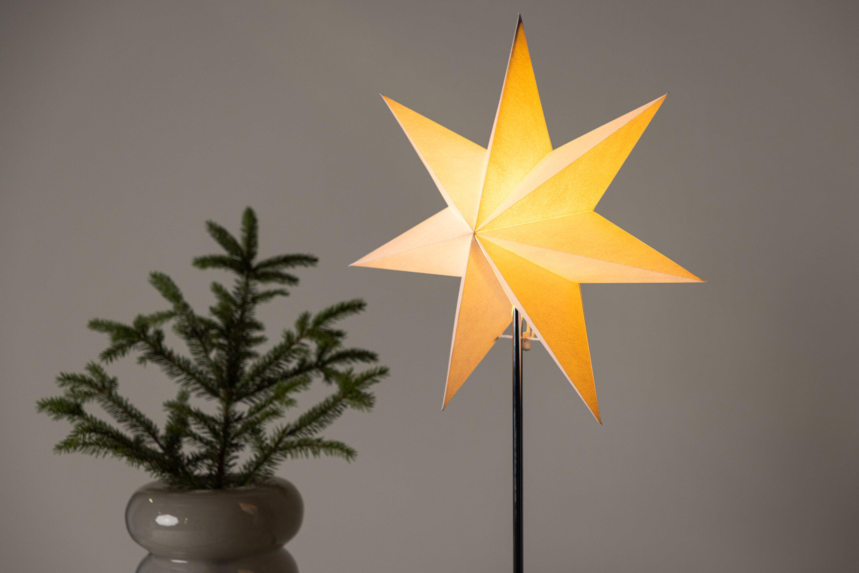 Grövelfjäll éclairage de noël noir, gris, blanc ⌀40 cm en situation dans une pièce décorée