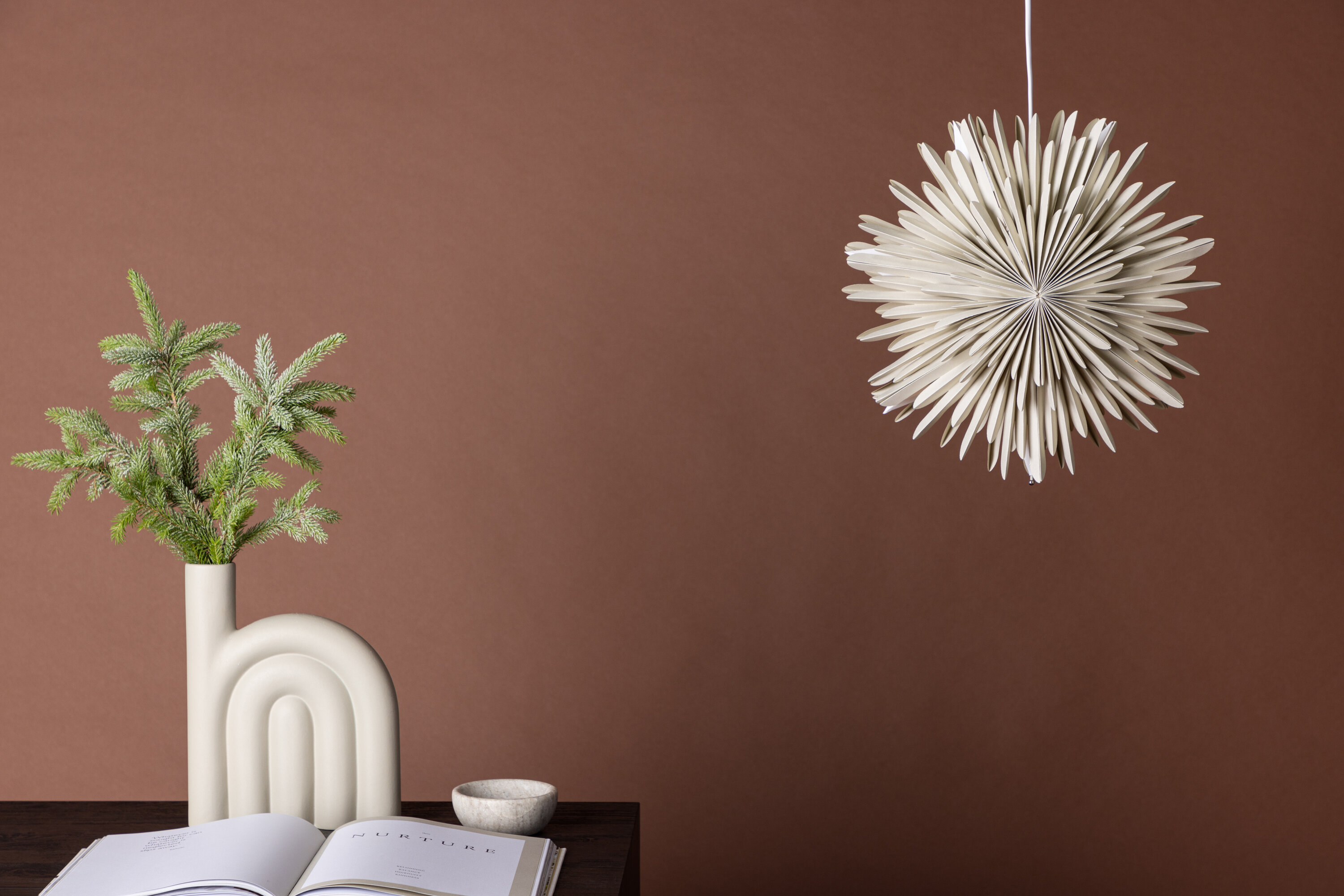 Sälen éclairage de noël beige, blanc ⌀35 cm en situation dans une pièce décorée