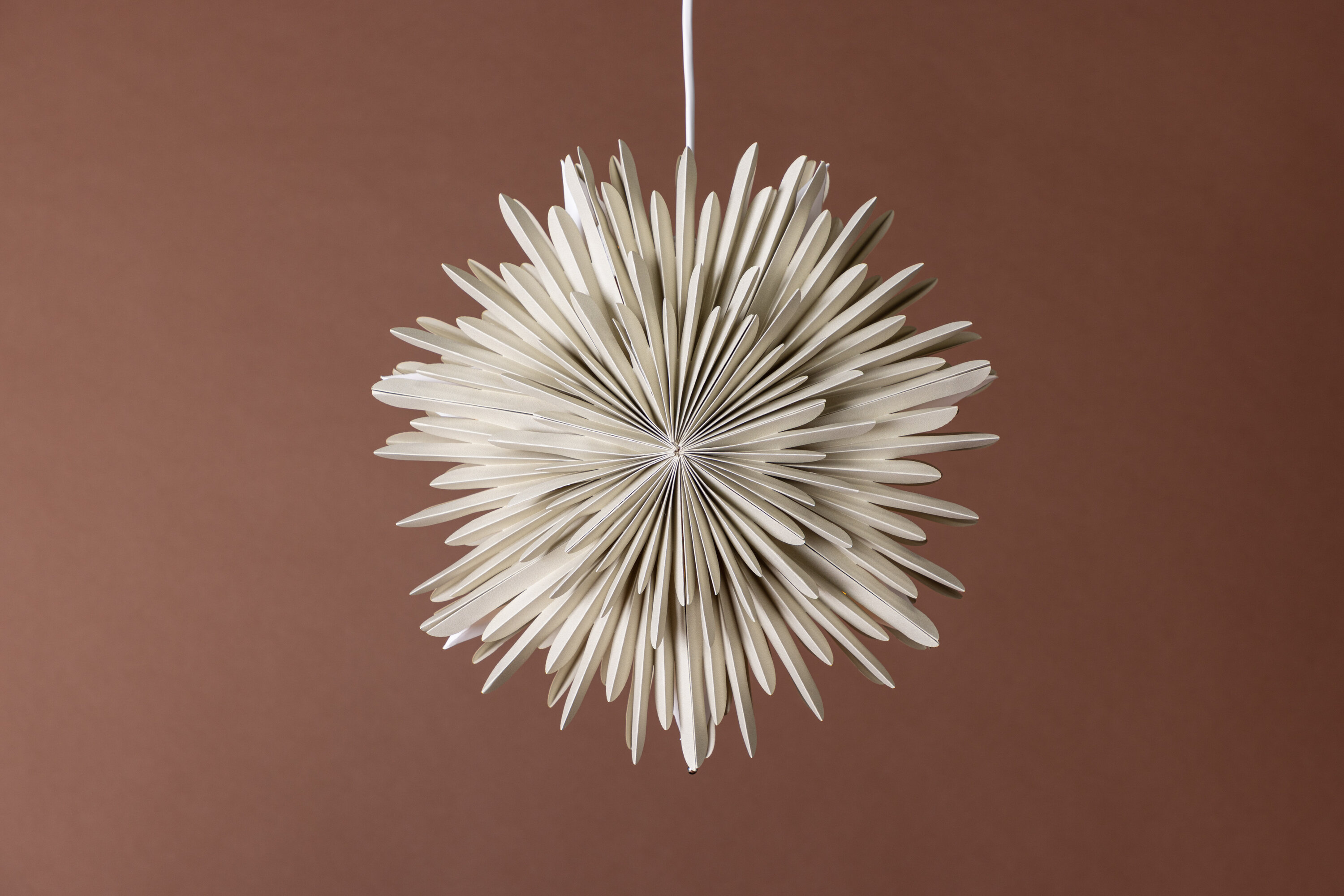 Sälen éclairage de noël beige, blanc ⌀35 cm en situation dans une pièce décorée