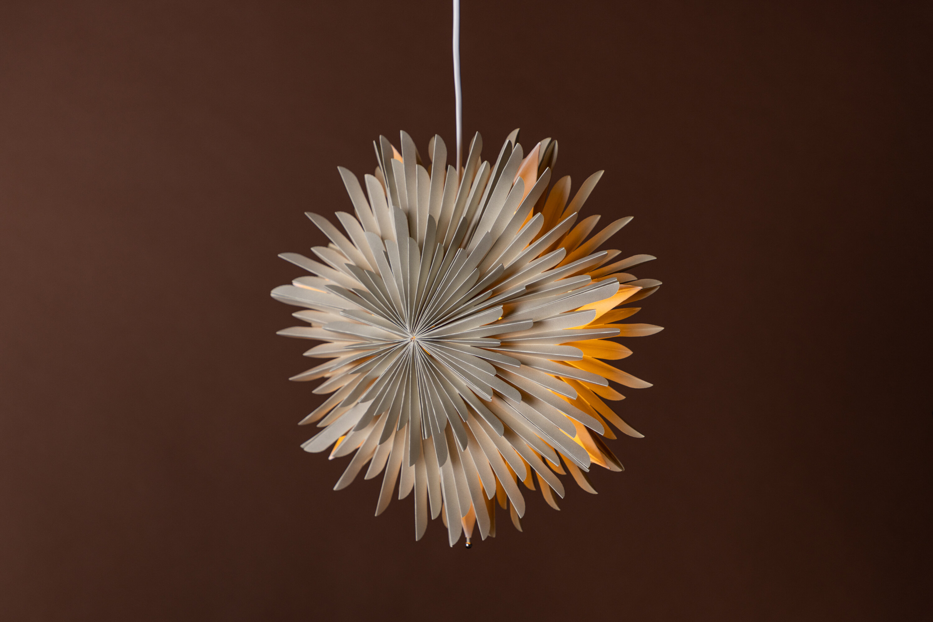 Sälen éclairage de noël beige, blanc ⌀35 cm en situation dans une pièce décorée