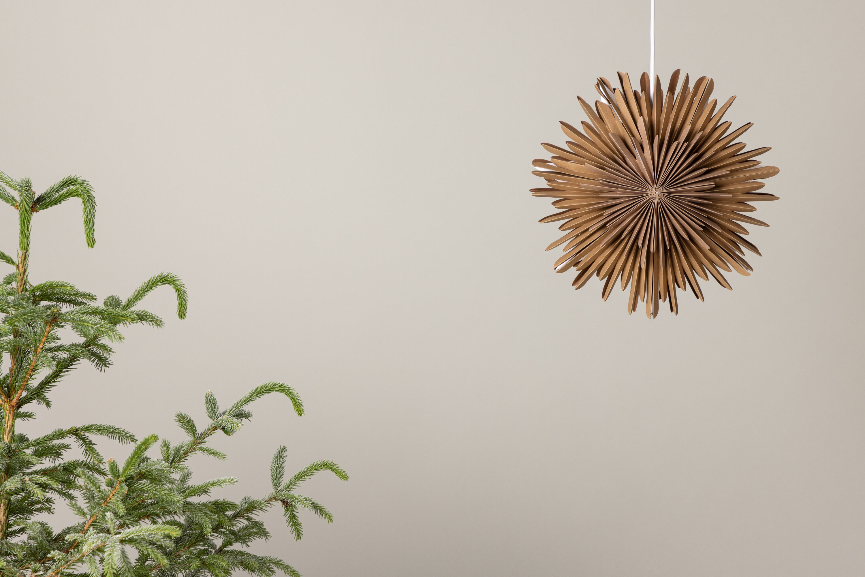 Sälen éclairage de noël marron ⌀35 cm en situation dans une pièce décorée