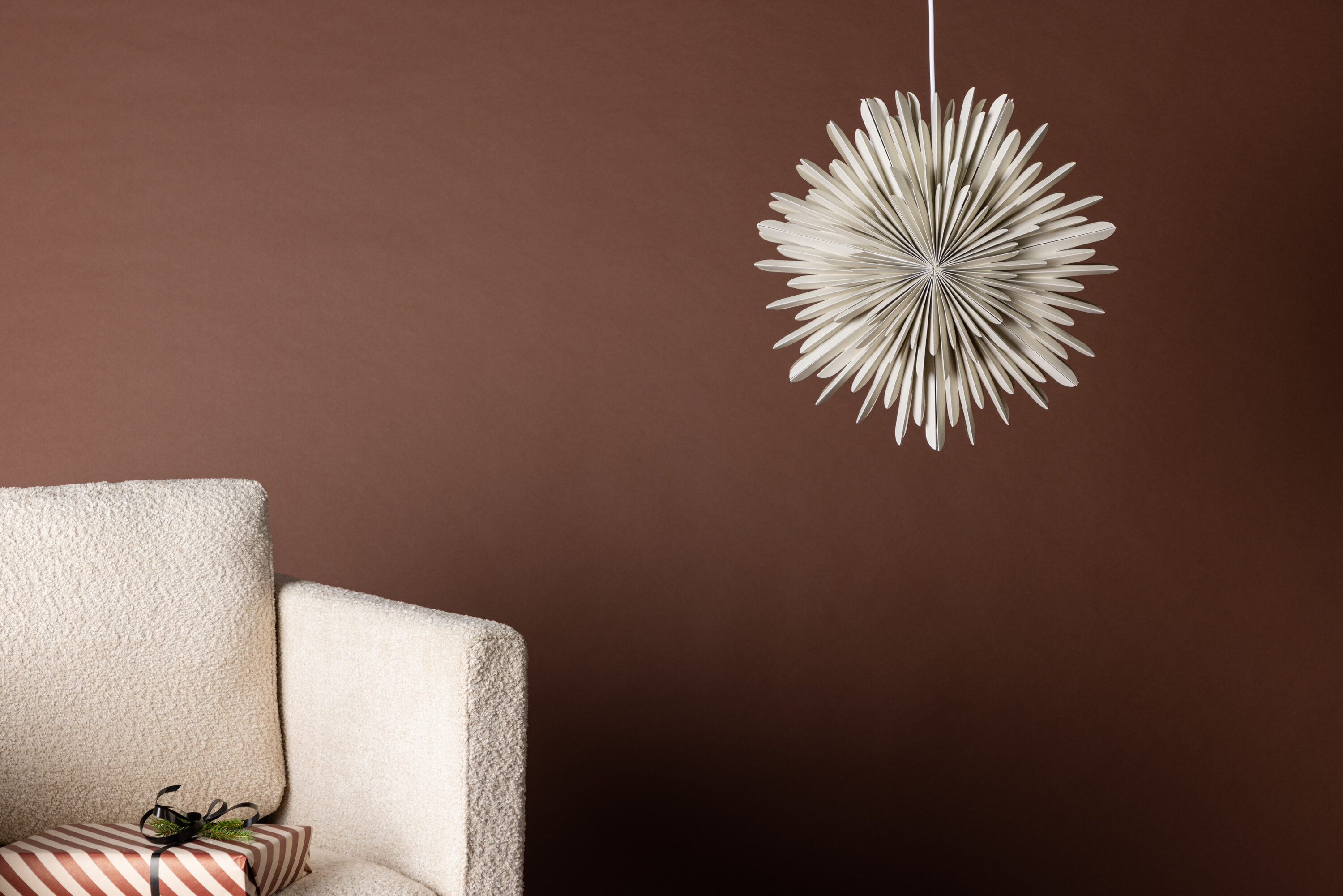 Sälen éclairage de noël beige, blanc ⌀46 cm en situation dans une pièce décorée