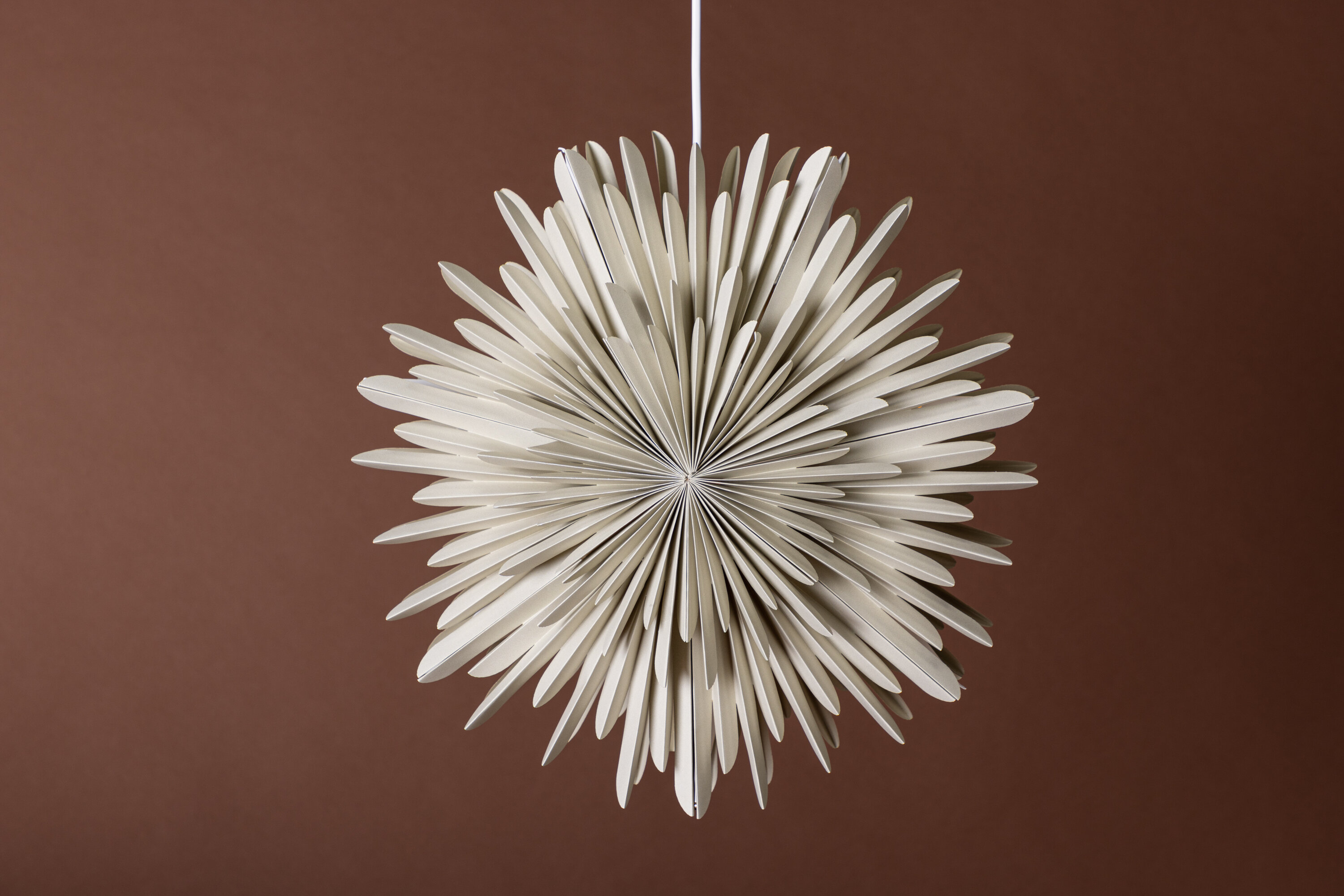 Sälen éclairage de noël beige, blanc ⌀46 cm en situation dans une pièce décorée