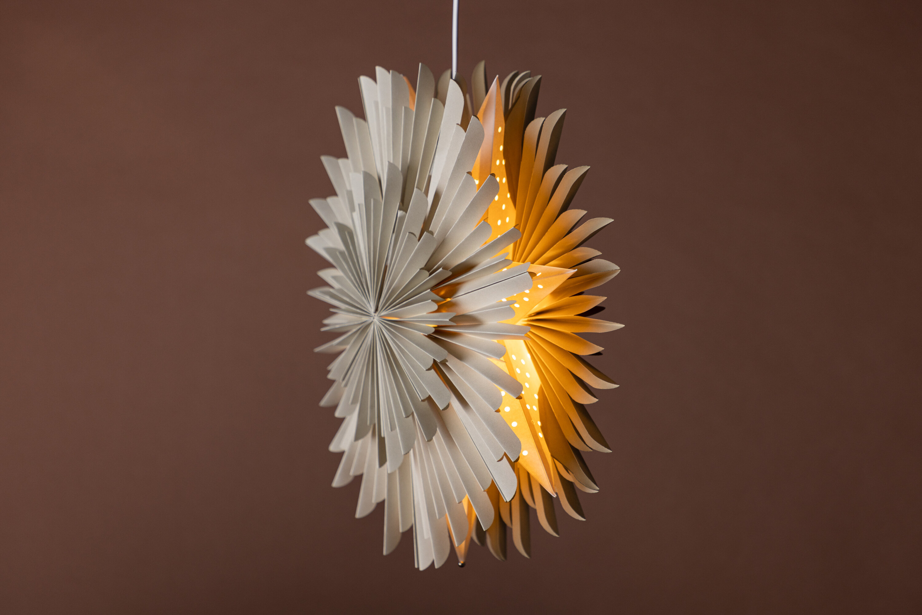 Sälen éclairage de noël beige, blanc ⌀46 cm en situation dans une pièce décorée