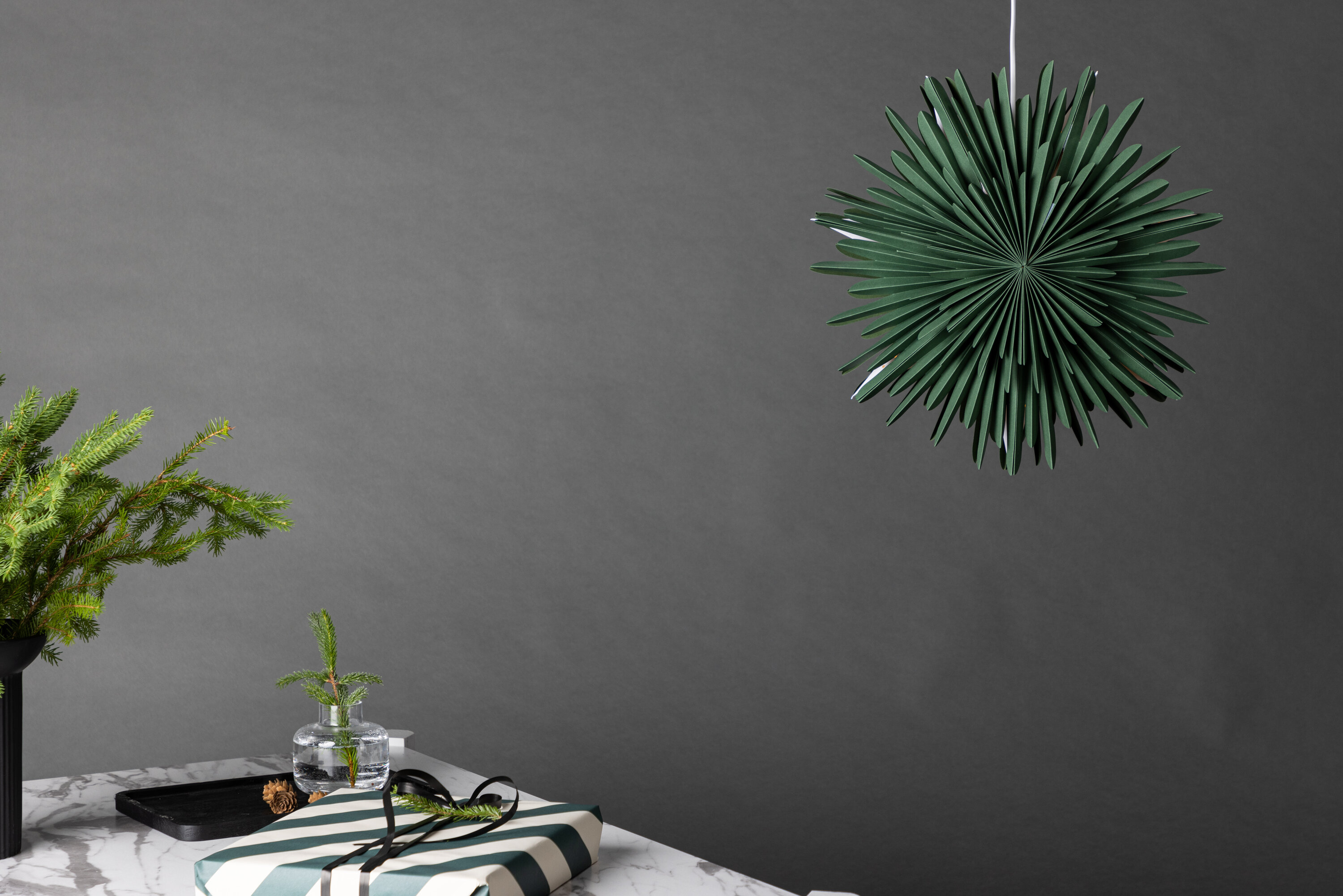 Sälen éclairage de noël vert, blanc ⌀46 cm en situation dans une pièce décorée