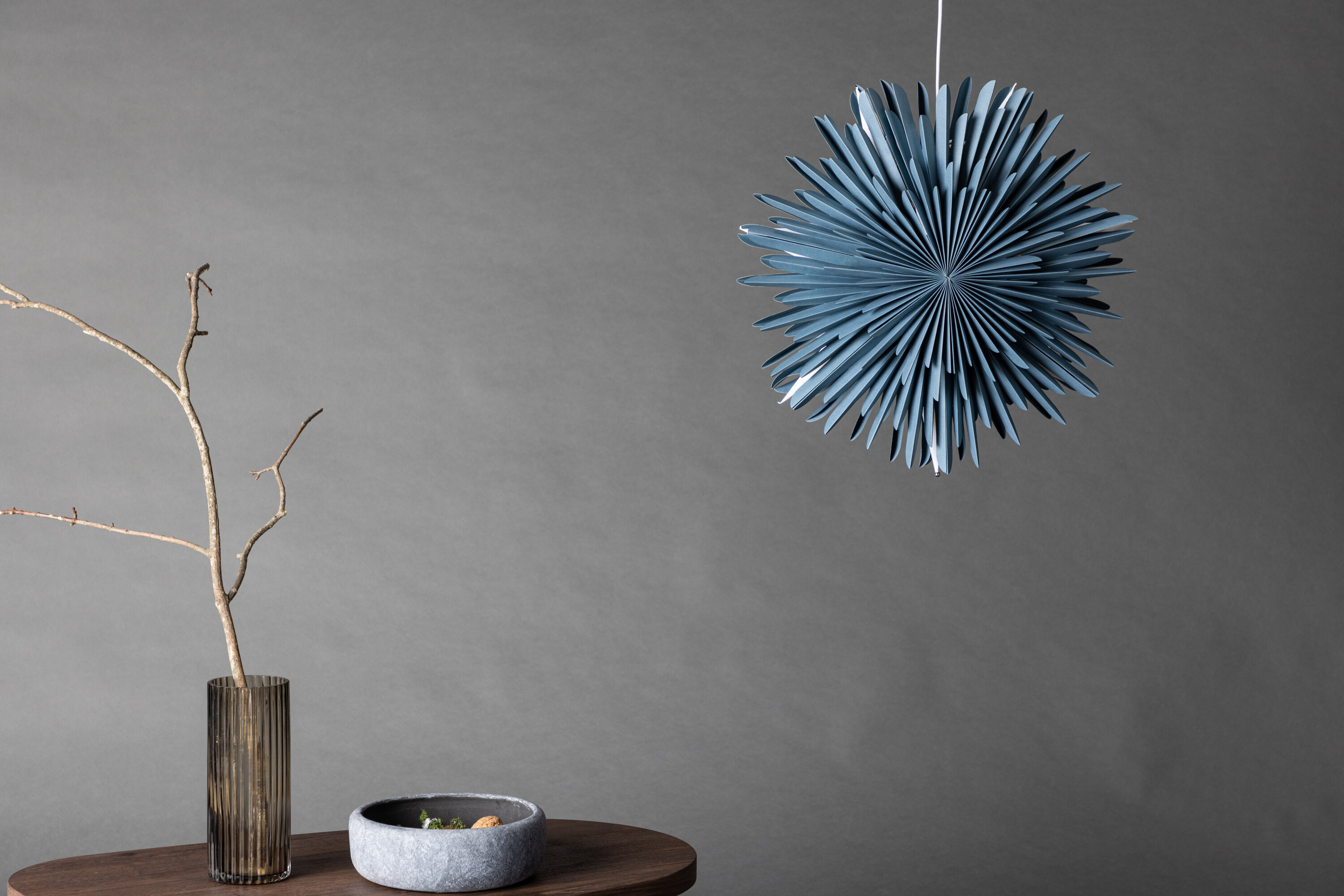 Sälen éclairage de noël bleu, gris, blanc ⌀46 cm en situation dans une pièce décorée