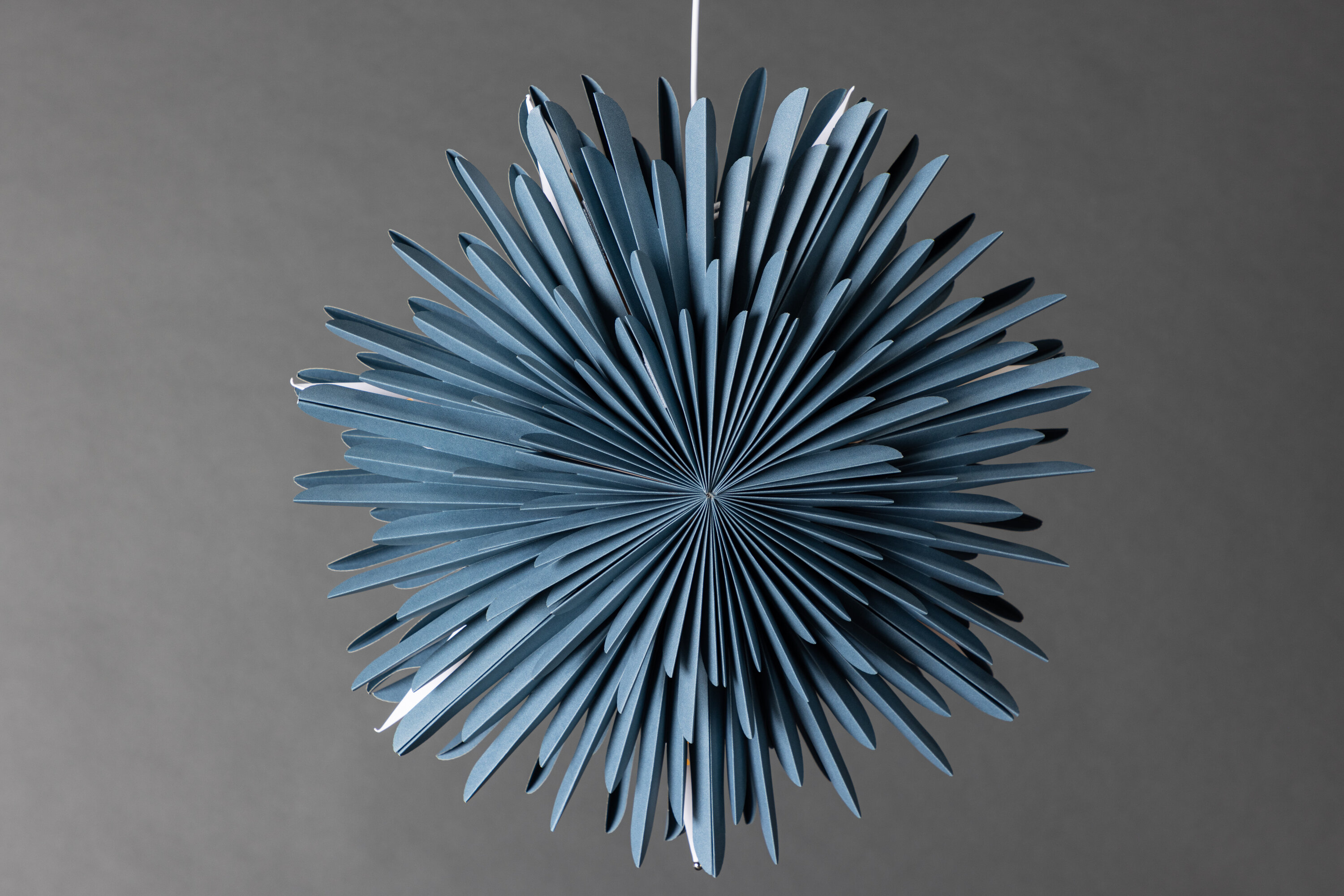 Sälen éclairage de noël bleu, gris, blanc ⌀46 cm en situation dans une pièce décorée