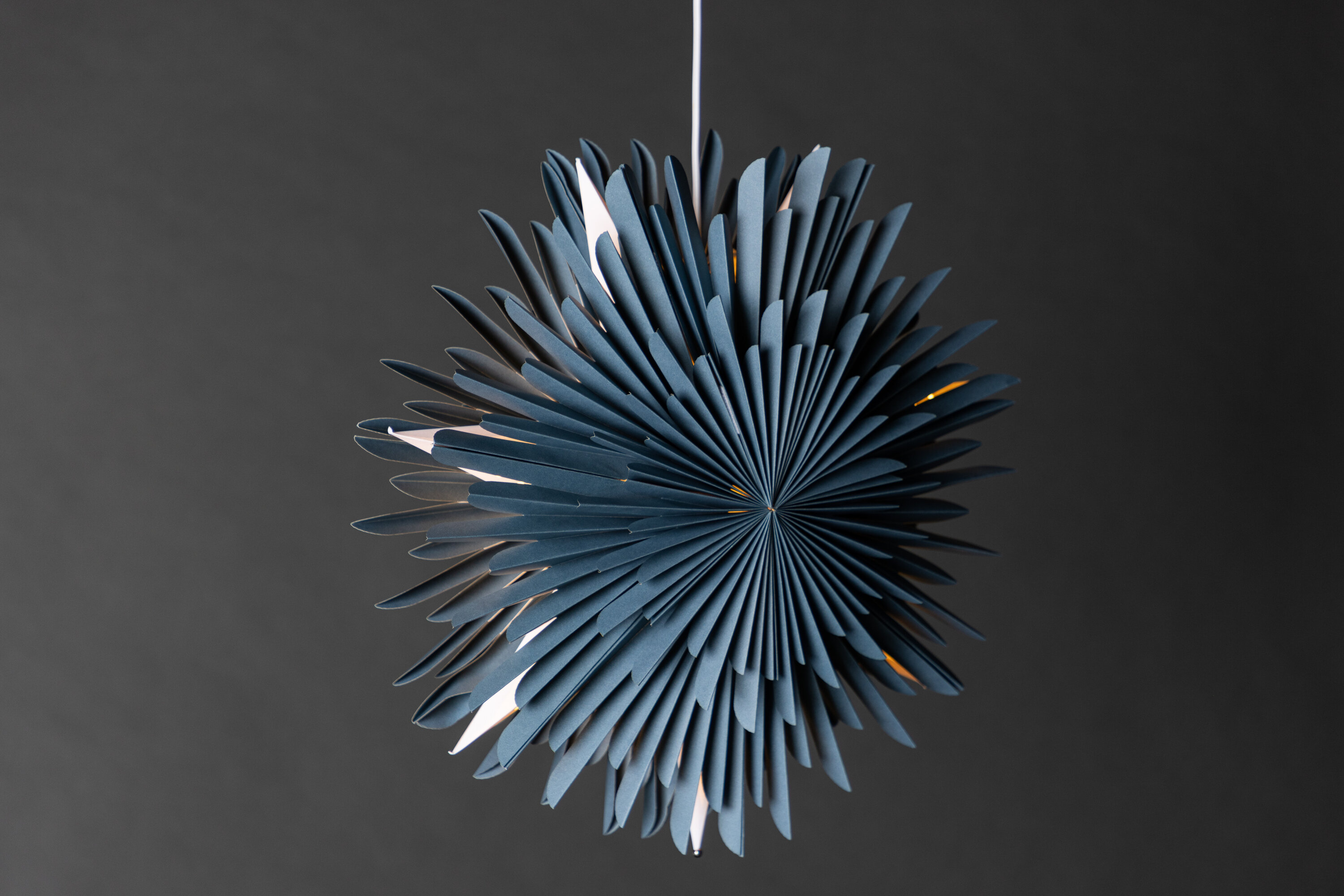 Sälen éclairage de noël bleu, gris, blanc ⌀46 cm en situation dans une pièce décorée