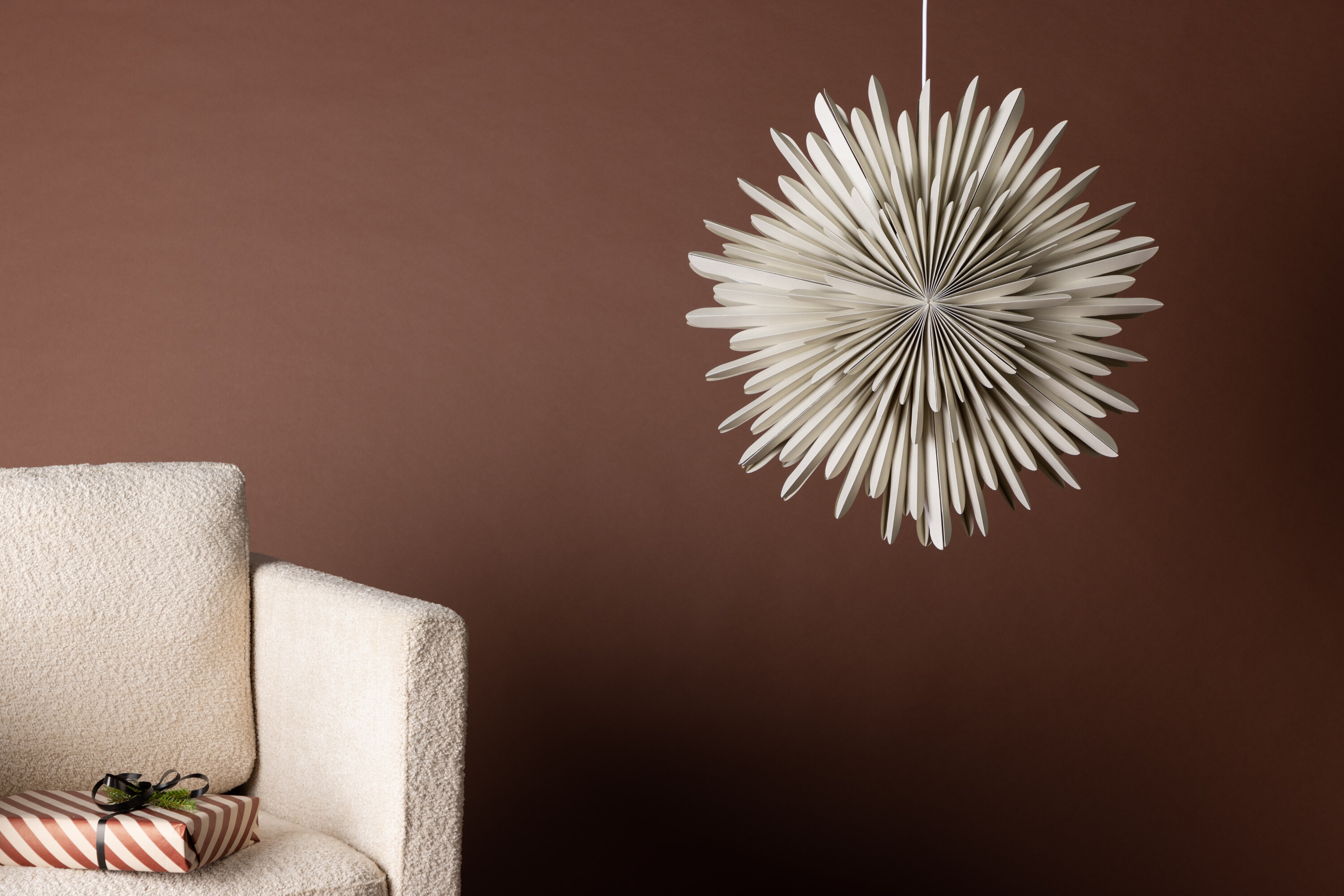 Sälen éclairage de noël beige, blanc ⌀60 cm en situation dans une pièce décorée