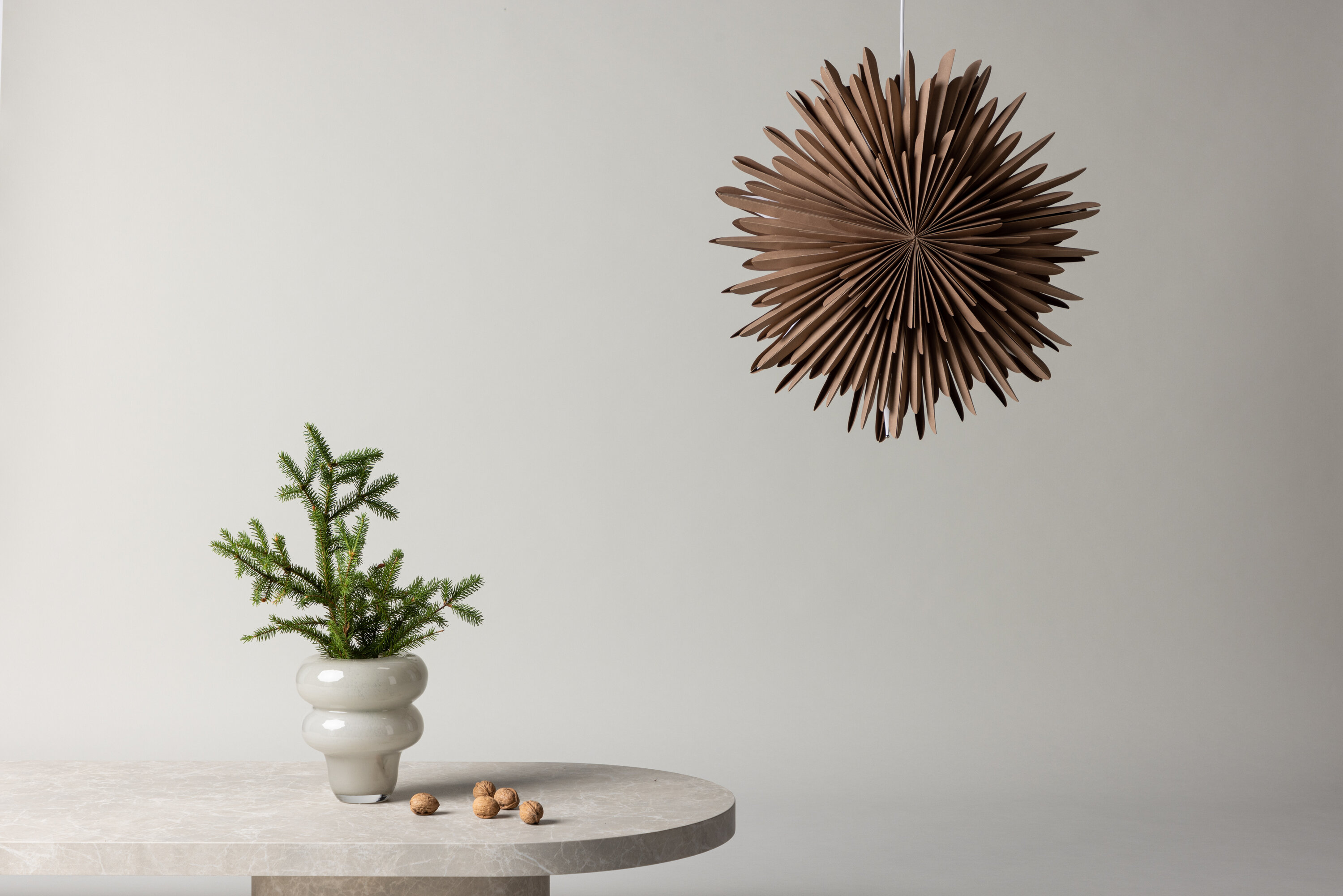 Sälen éclairage de noël blanc, marron ⌀60 cm en situation dans une pièce décorée