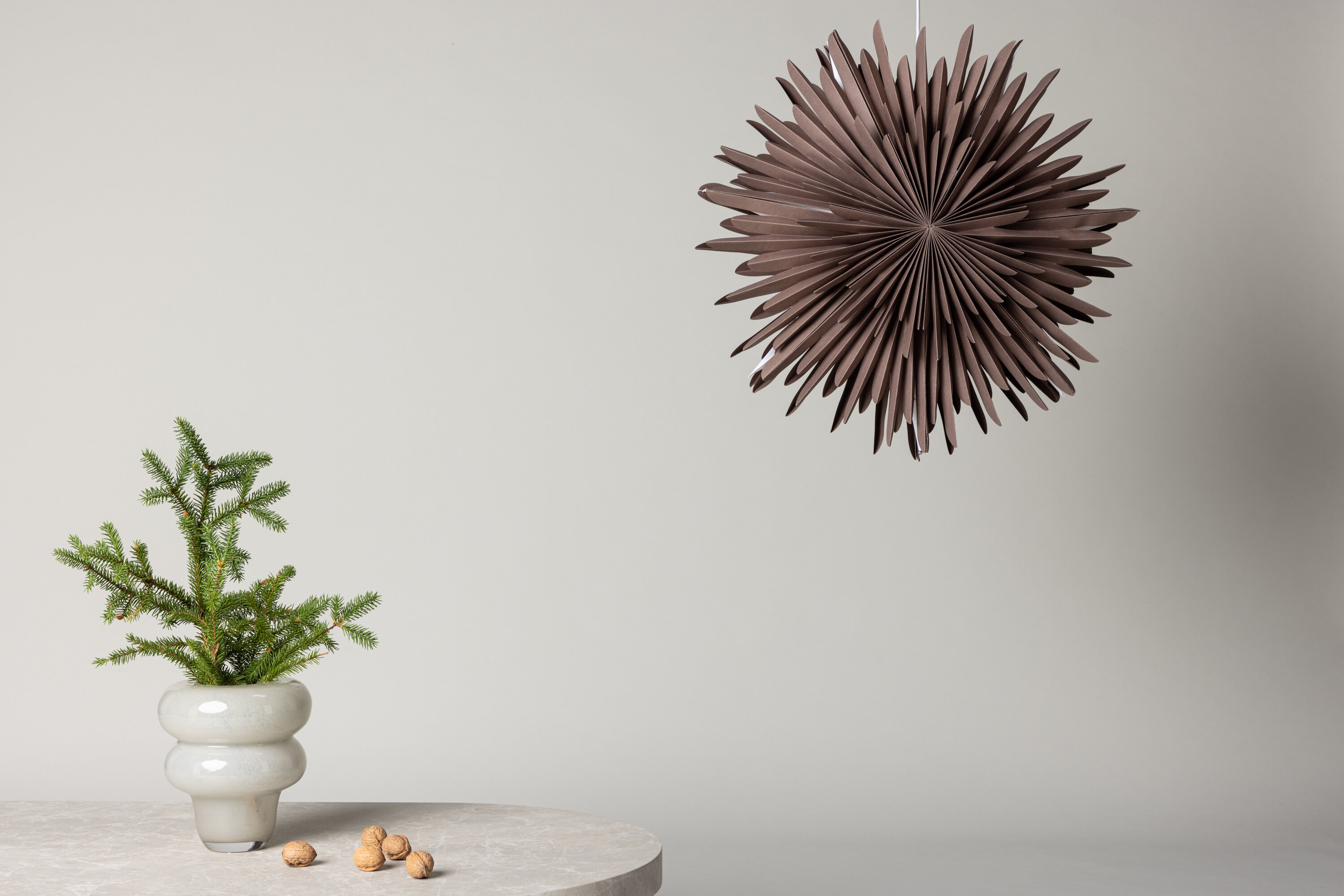 Sälen éclairage de noël grège, blanc ⌀60 cm en situation dans une pièce décorée