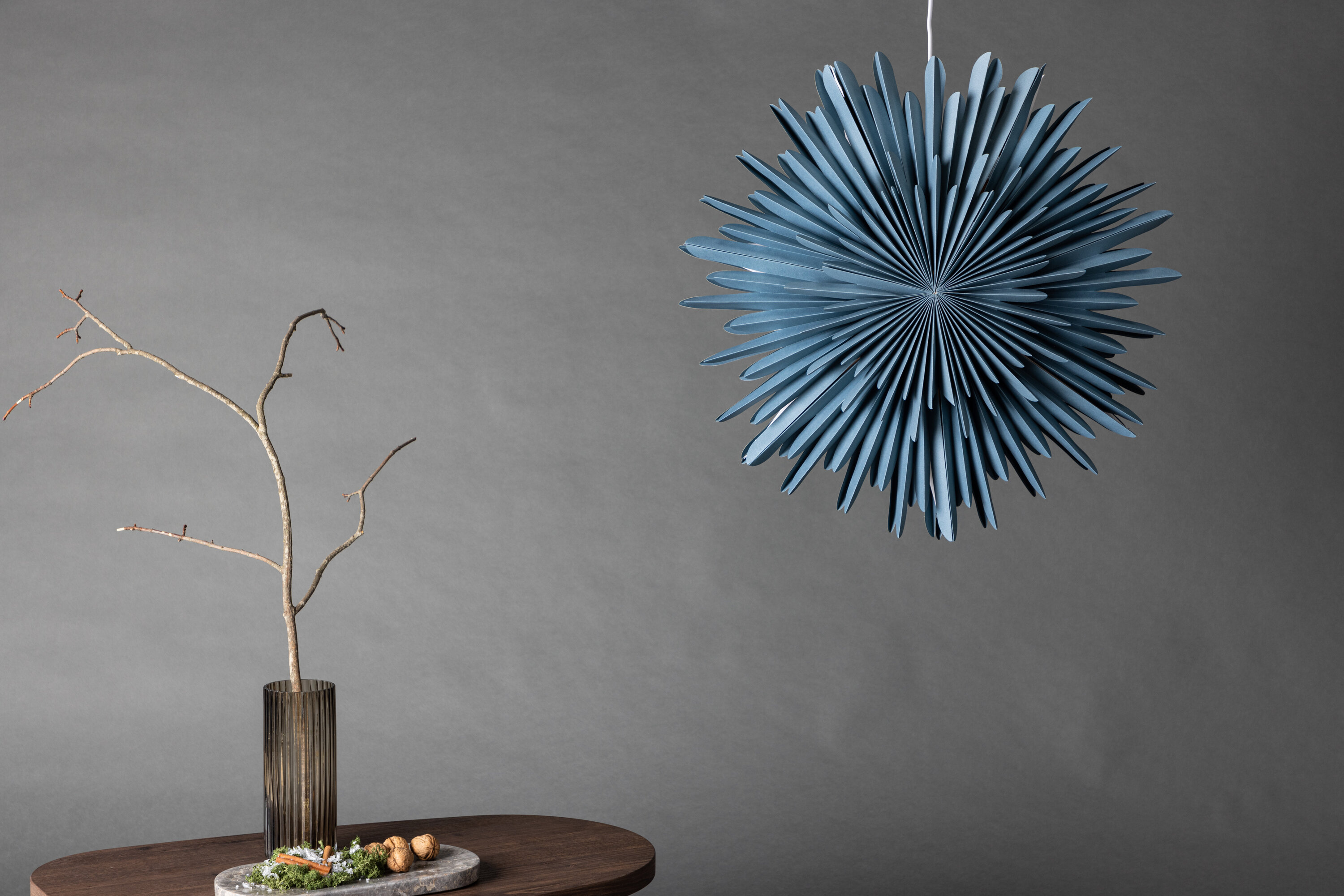 Sälen éclairage de noël bleu, gris, blanc ⌀60 cm en situation dans une pièce décorée