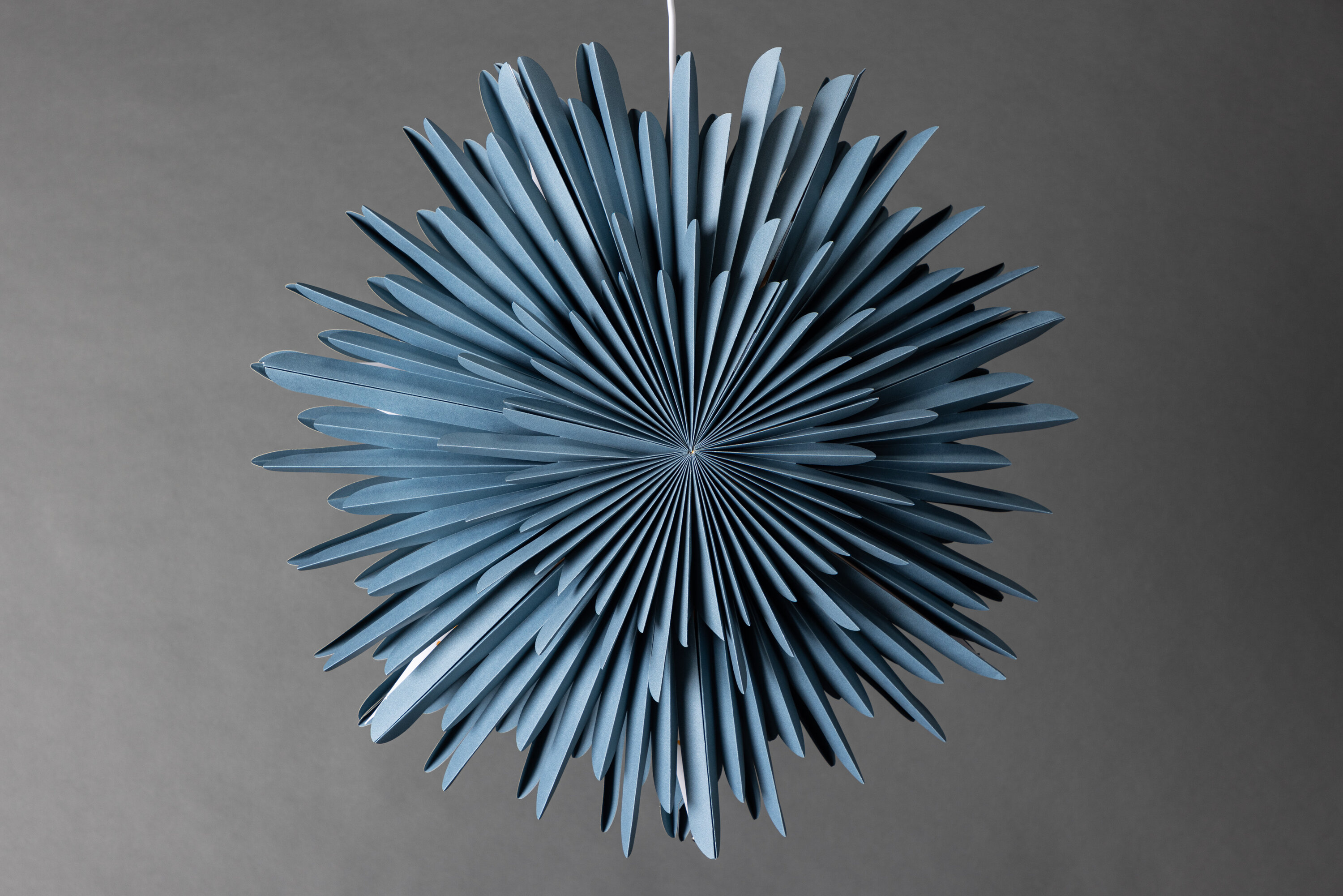 Sälen éclairage de noël bleu, gris, blanc ⌀60 cm en situation dans une pièce décorée