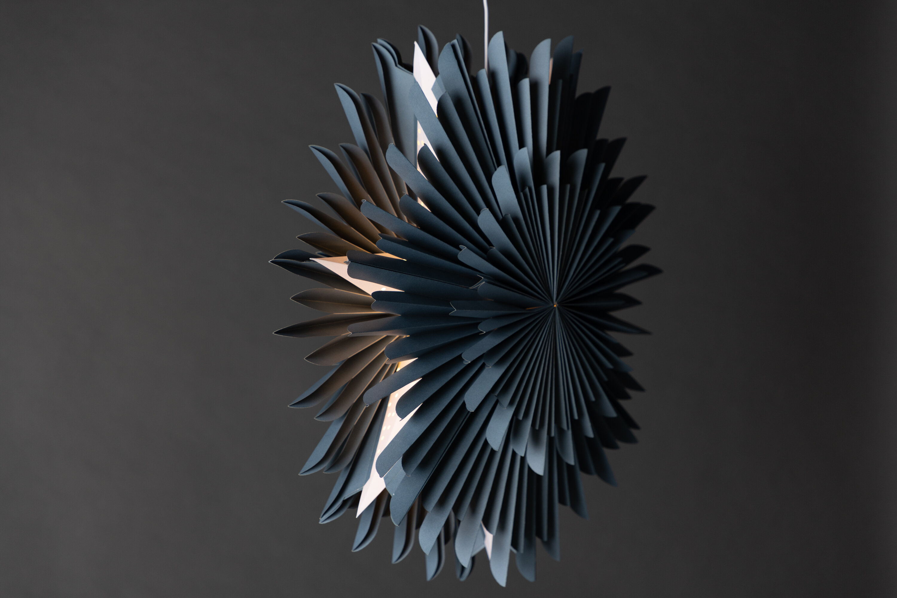Sälen éclairage de noël bleu, gris, blanc ⌀60 cm en situation dans une pièce décorée