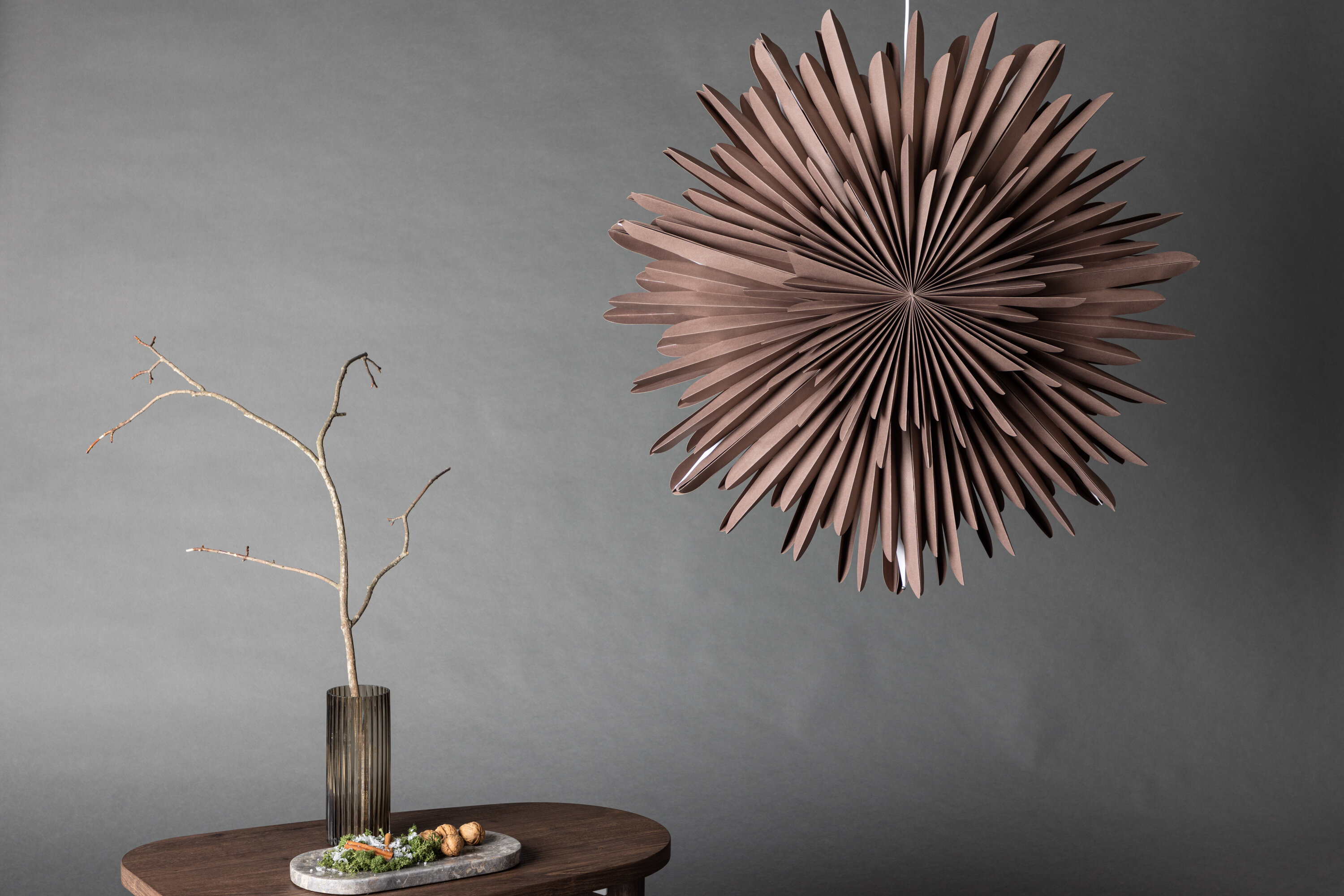 Sälen éclairage de noël grège, blanc ⌀80 cm en situation dans une pièce décorée