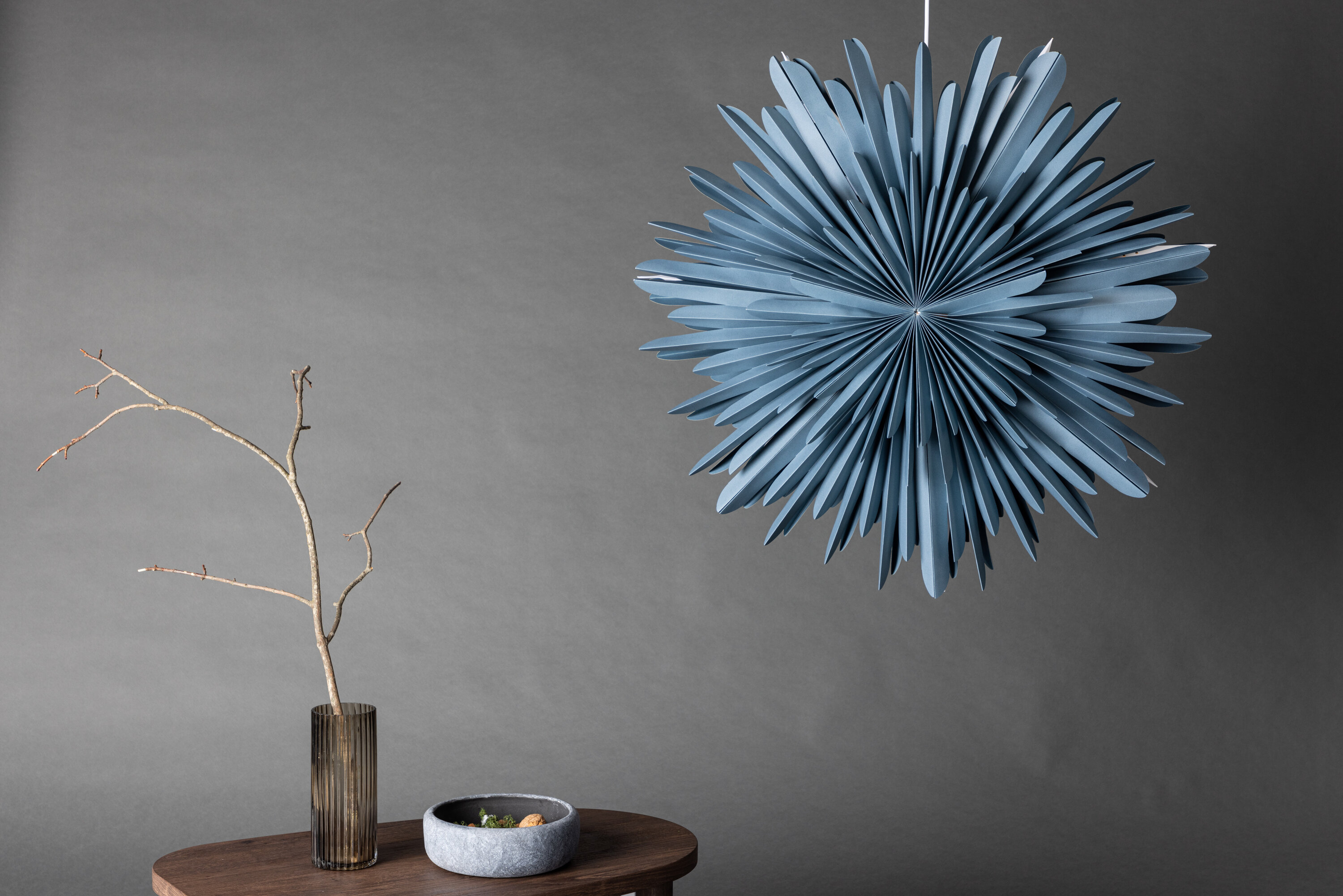Sälen éclairage de noël bleu, gris, blanc ⌀80 cm en situation dans une pièce décorée