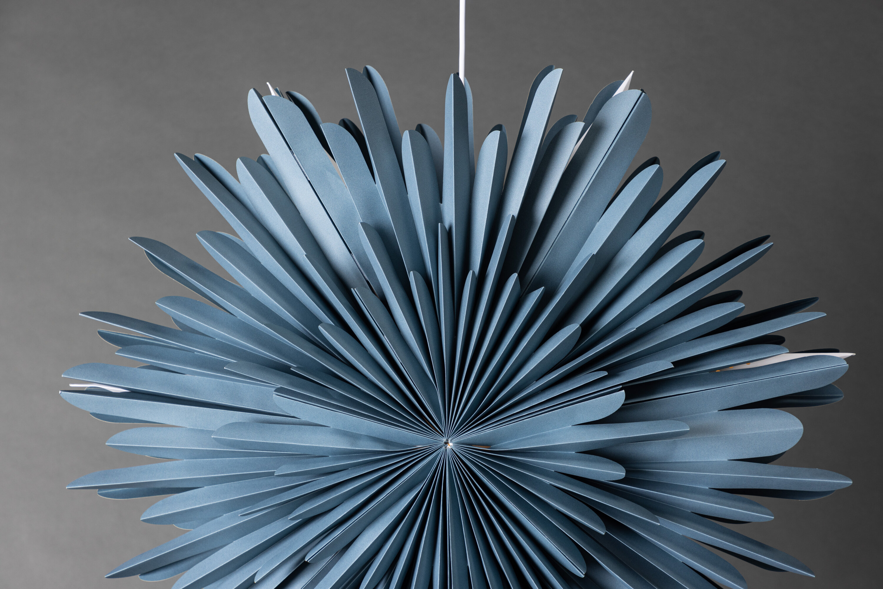 Sälen éclairage de noël bleu, gris, blanc ⌀80 cm en situation dans une pièce décorée