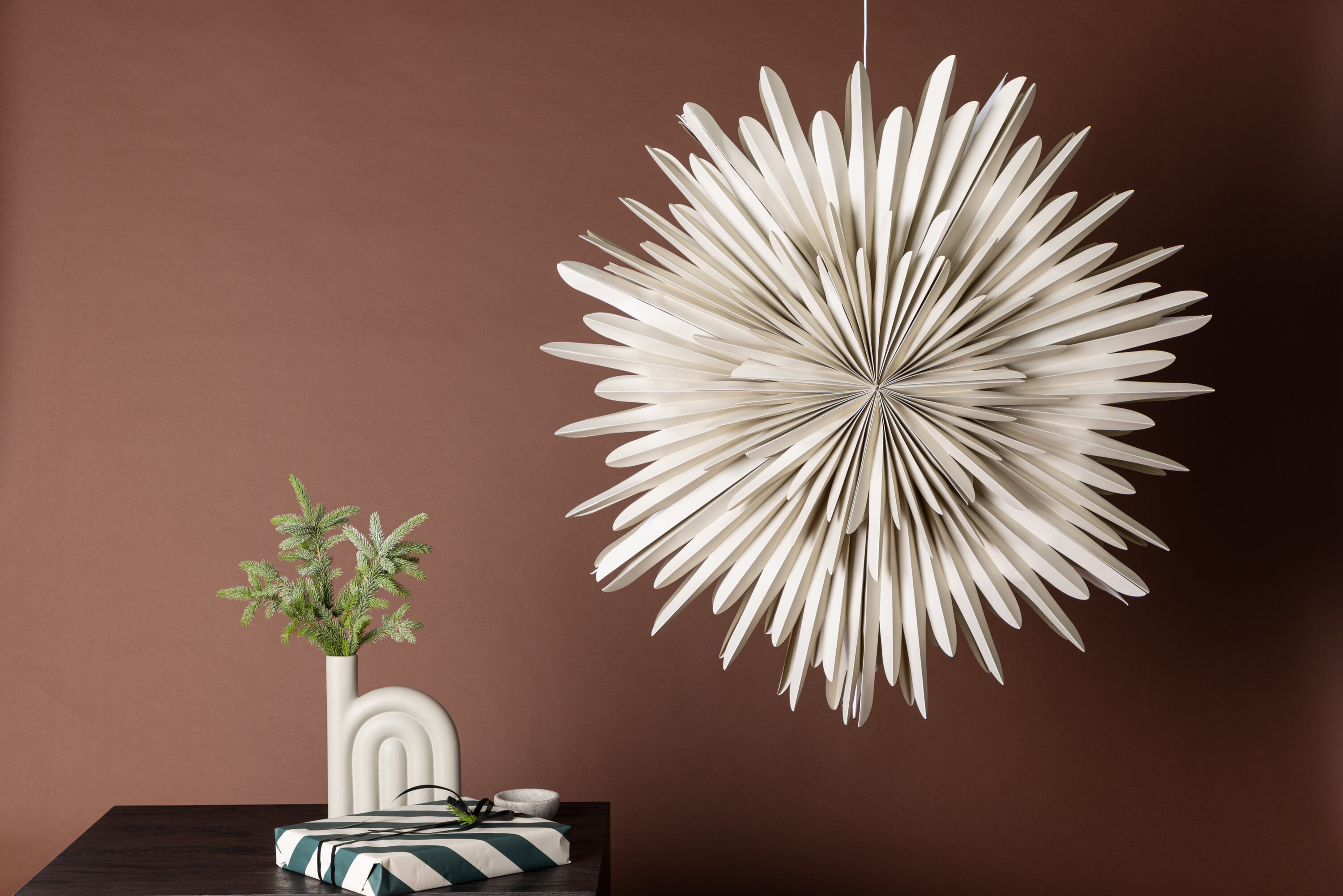 Sälen éclairage de noël beige, blanc ⌀100 cm en situation dans une pièce décorée