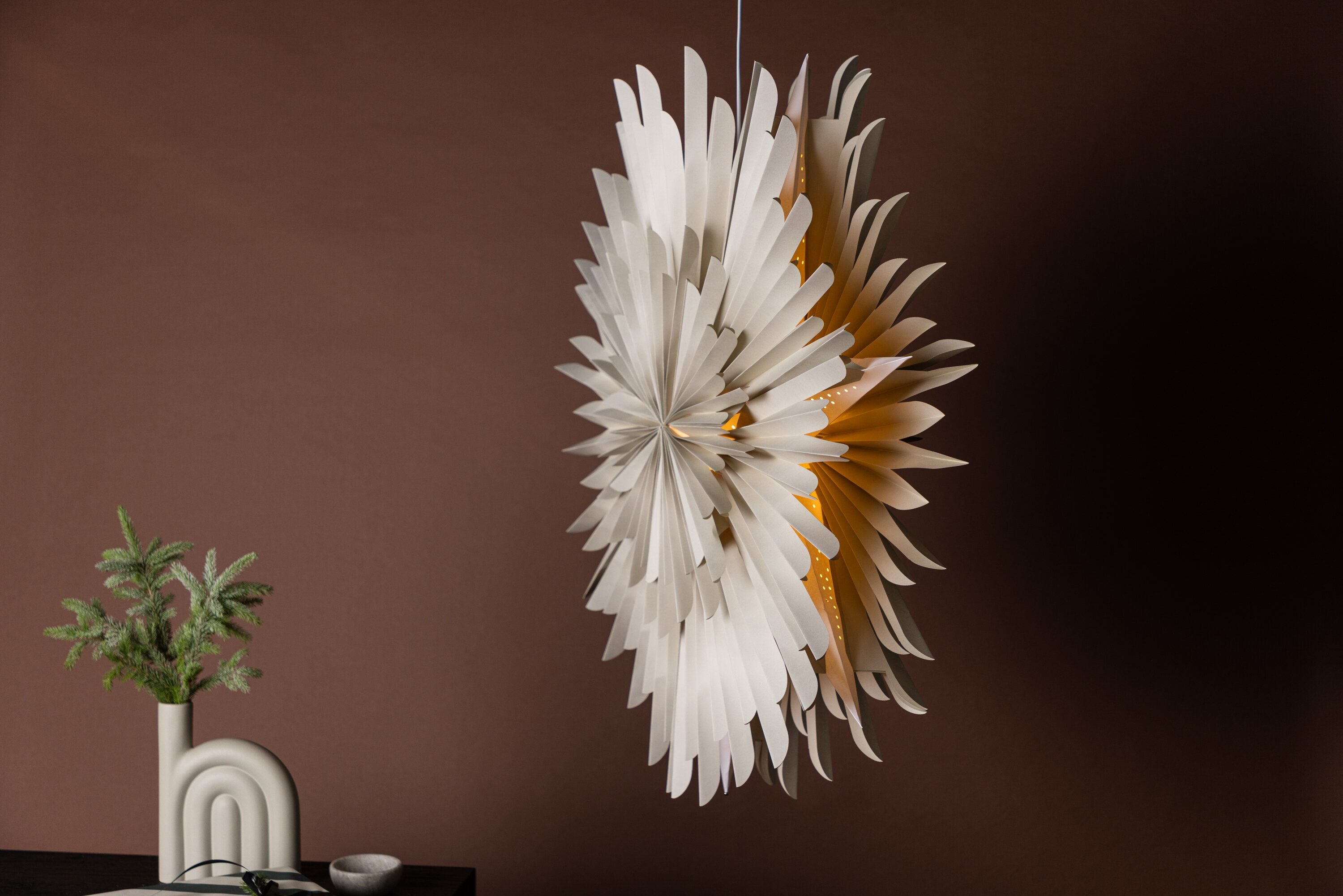 Sälen éclairage de noël beige, blanc ⌀100 cm en situation dans une pièce décorée