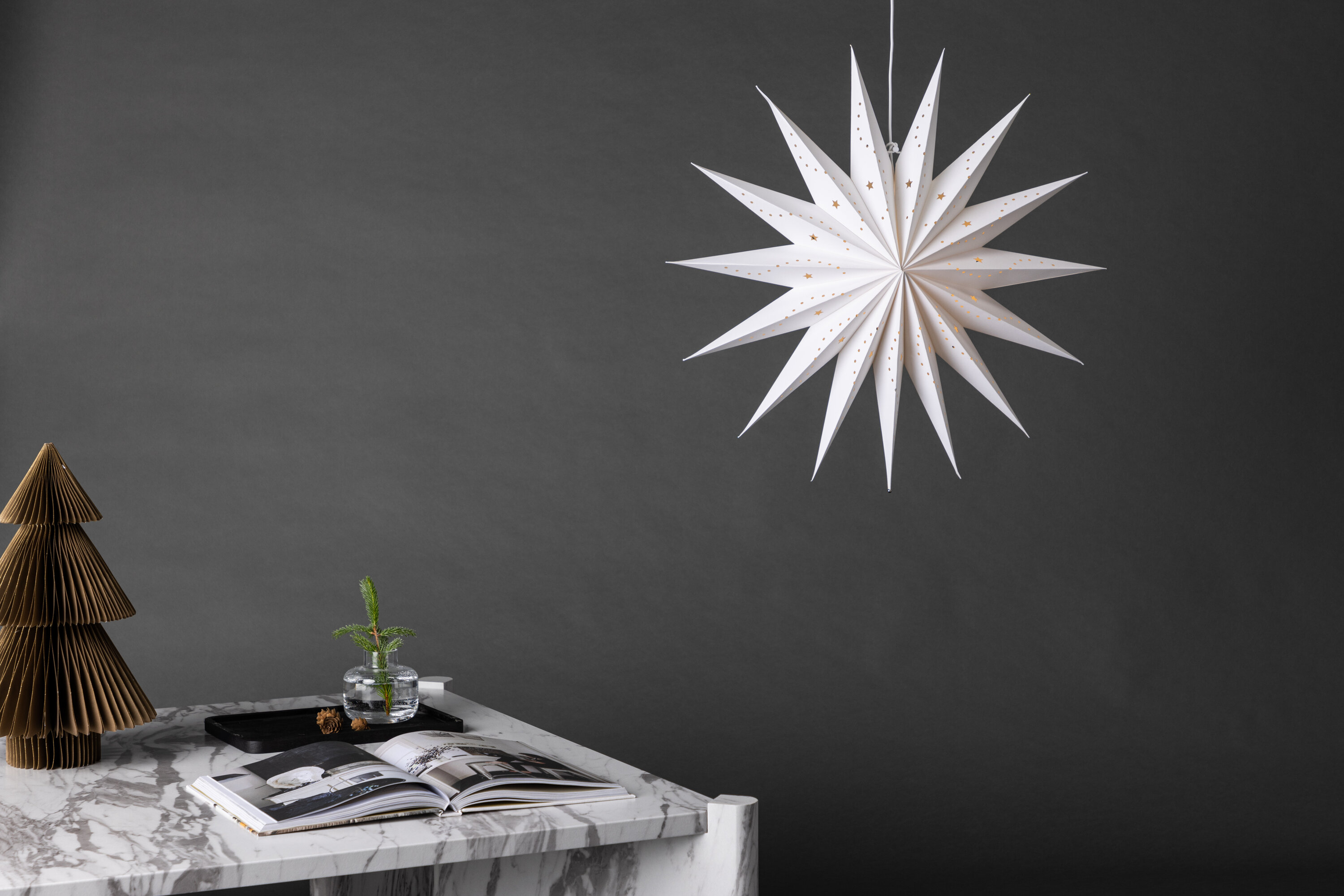Lindvallen éclairage de noël blanc ⌀60 cm en situation dans une pièce décorée
