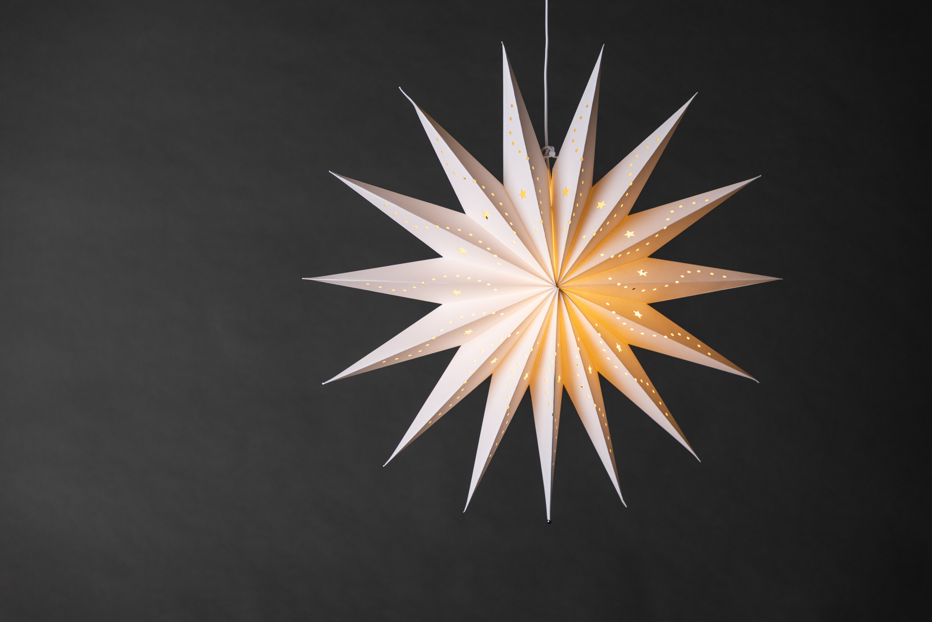 Lindvallen éclairage de noël blanc ⌀60 cm en situation dans une pièce décorée