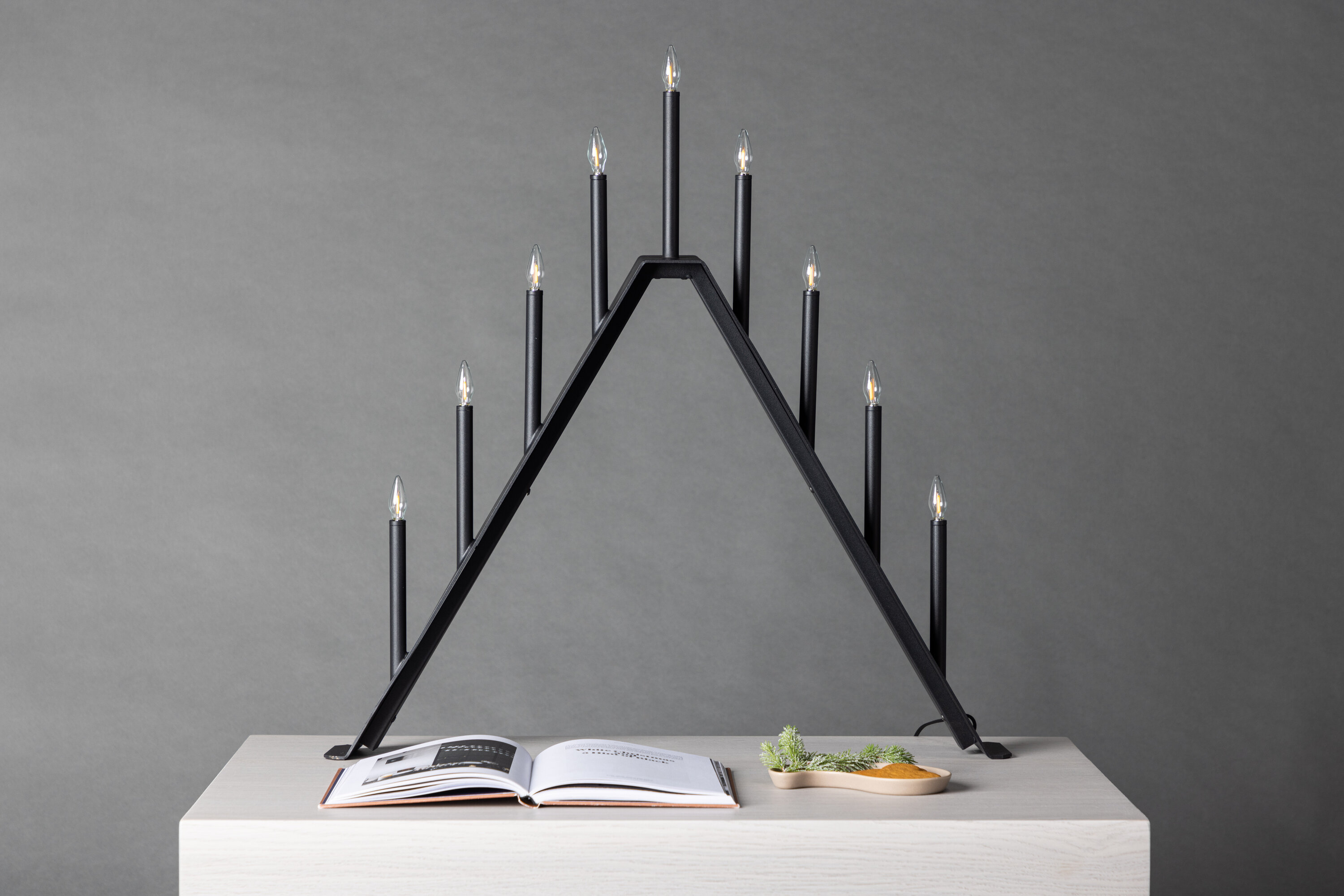 Åre éclairage de noël noir 9 x 64 x 64 cm en situation dans une pièce décorée