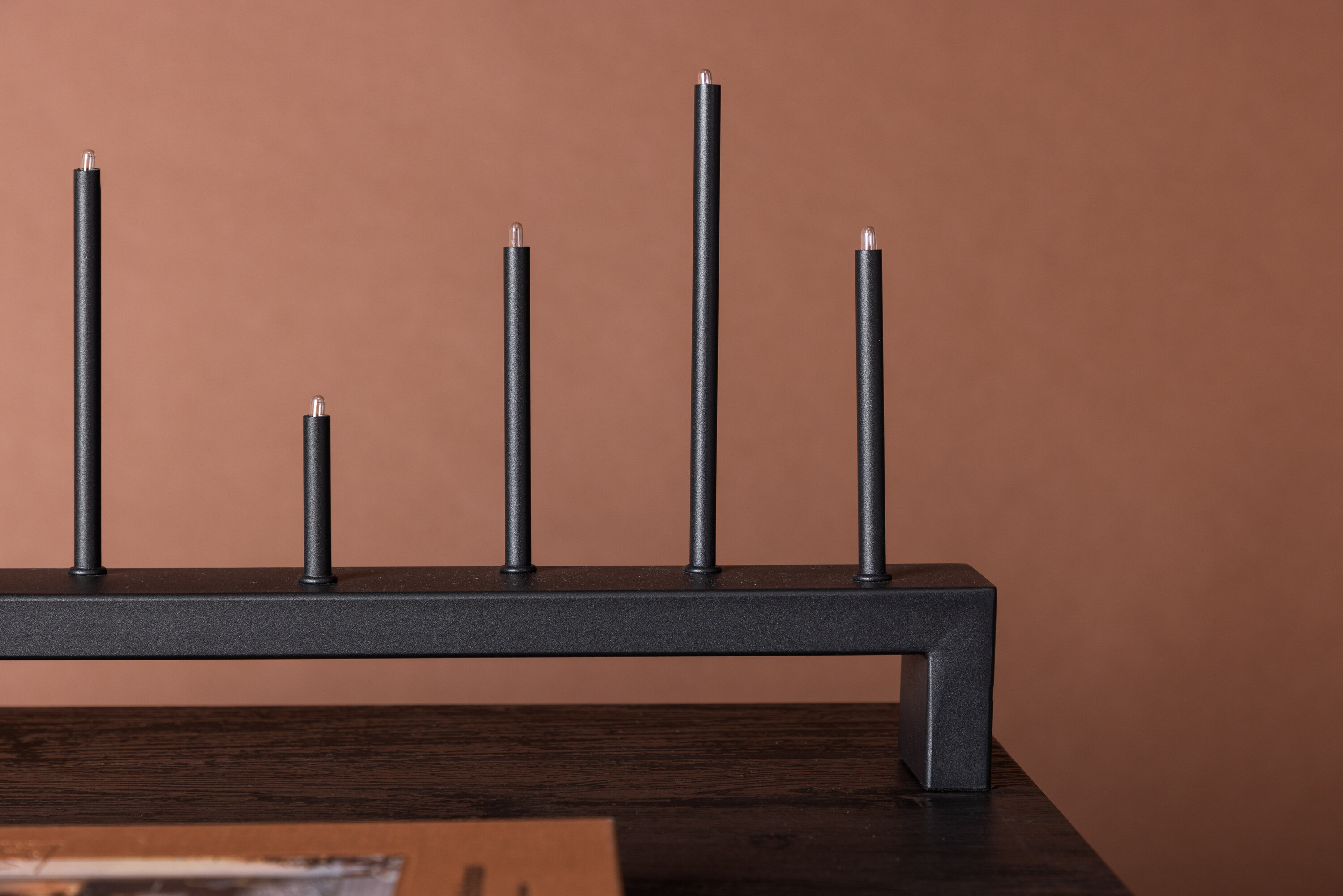 Hoforsbacken éclairage de noël noir 6 x 27 x 77 cm en situation dans une pièce décorée