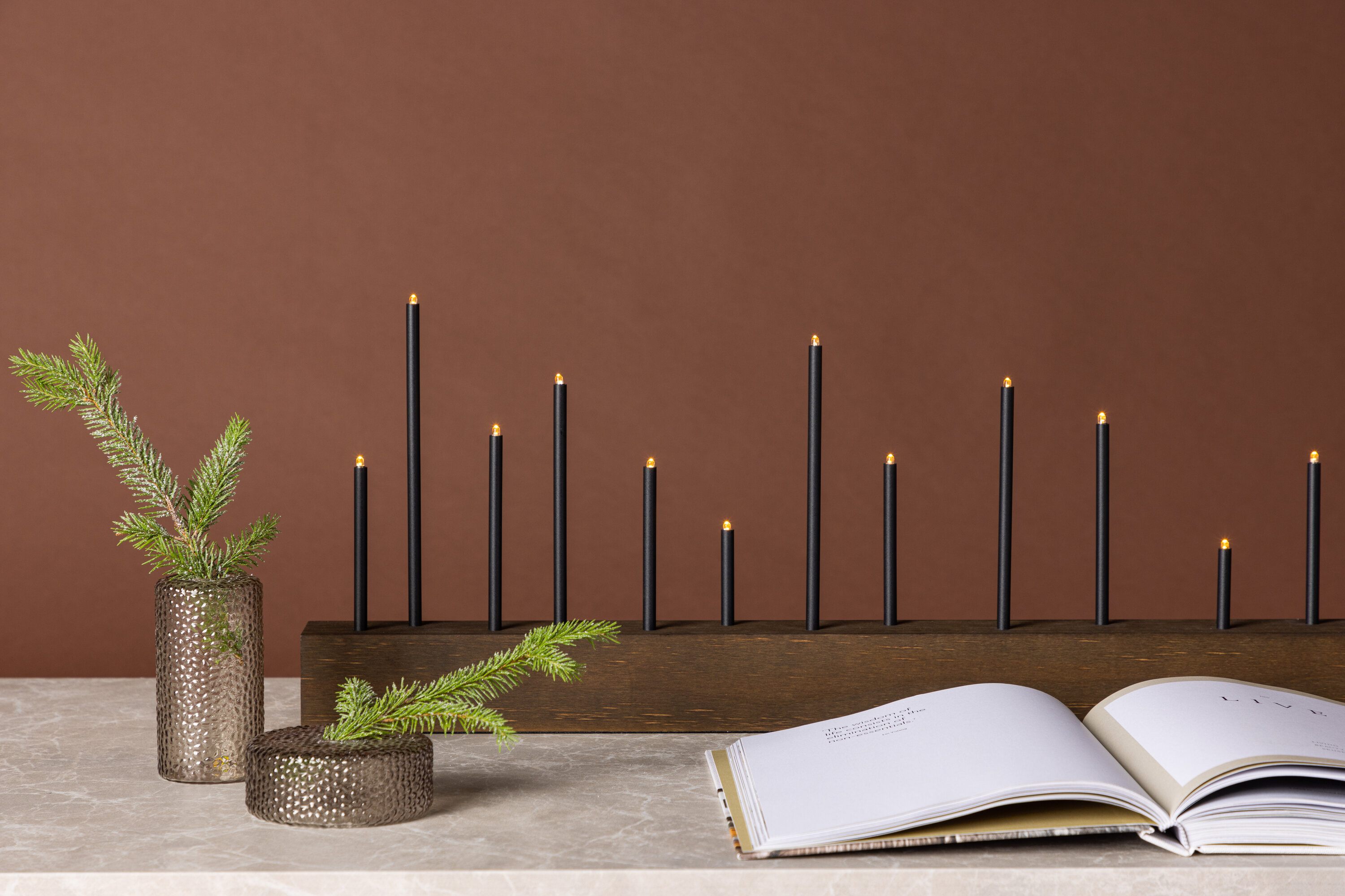 Kungsberget éclairage de noël noir, noyer 6 x 27 x 77 cm en situation dans une pièce décorée
