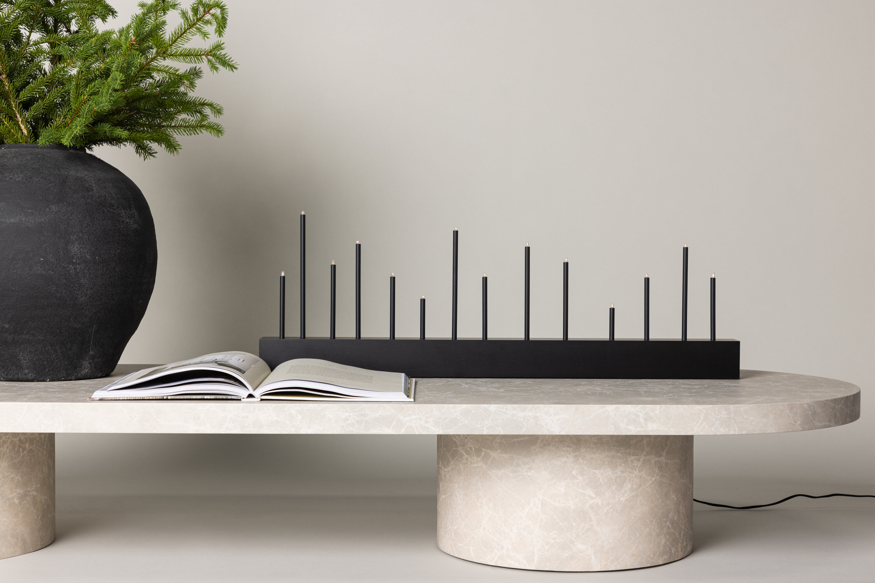 Kungsberget éclairage de noël noir 6 x 27 x 77 cm en situation dans une pièce décorée