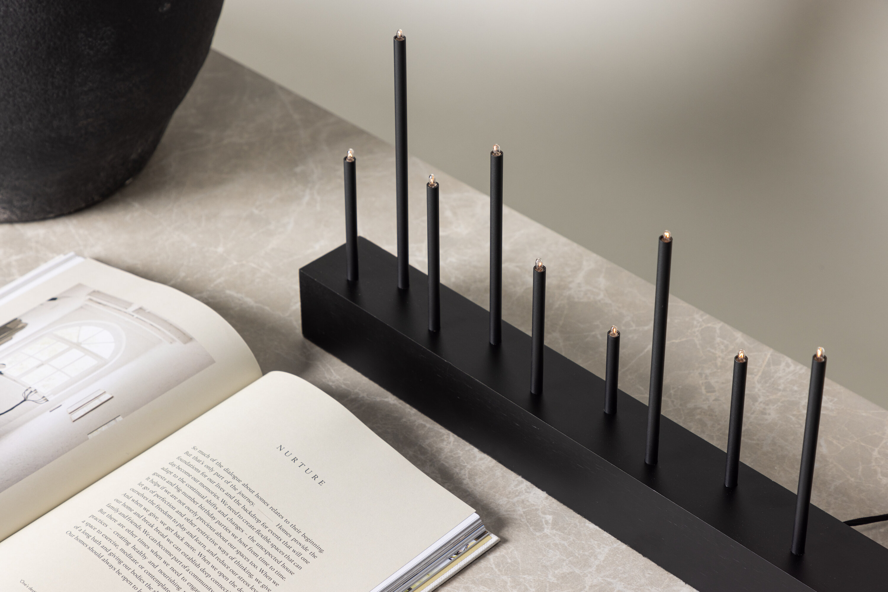 Kungsberget éclairage de noël noir 6 x 27 x 77 cm en situation dans une pièce décorée