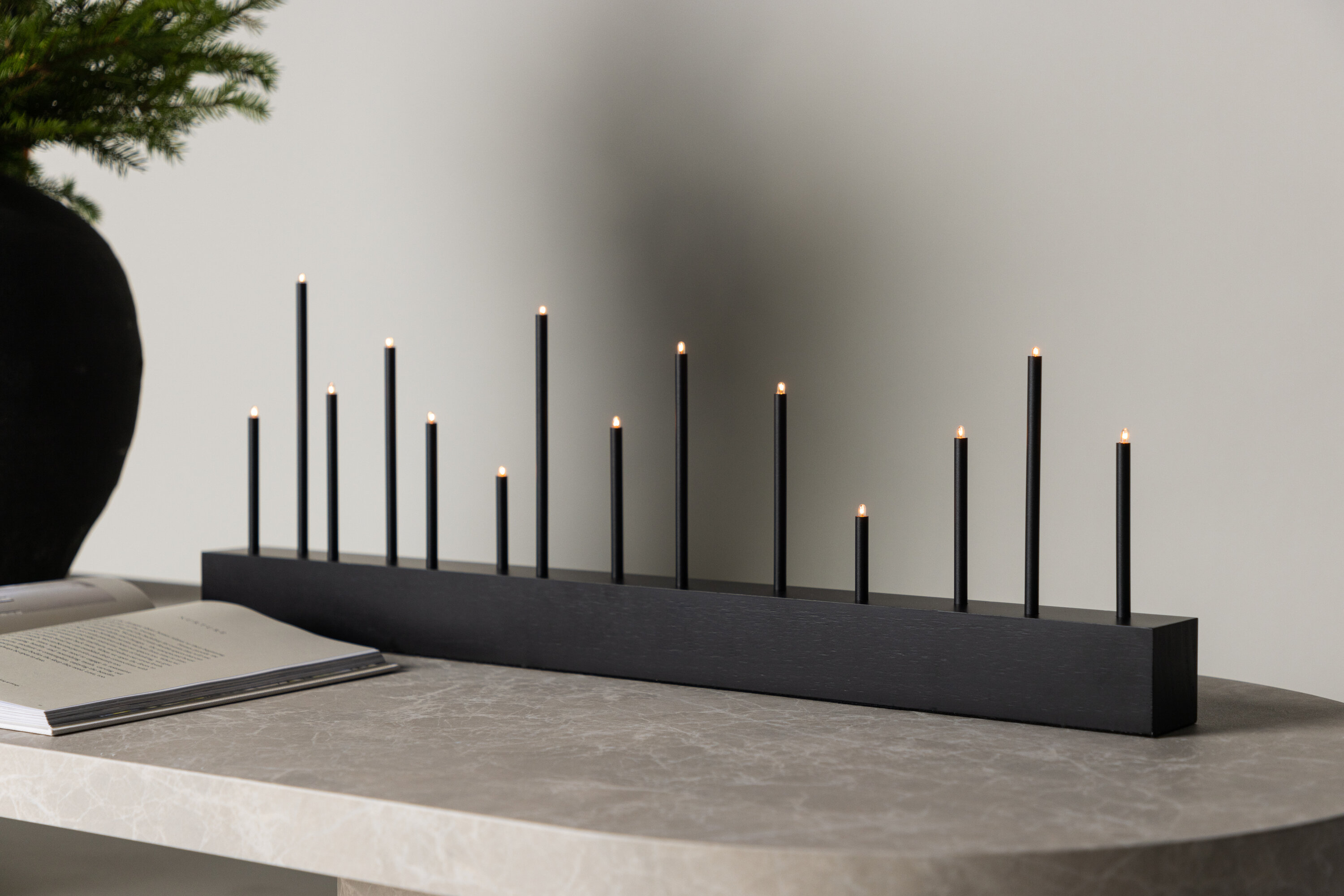 Kungsberget éclairage de noël noir 6 x 27 x 77 cm en situation dans une pièce décorée