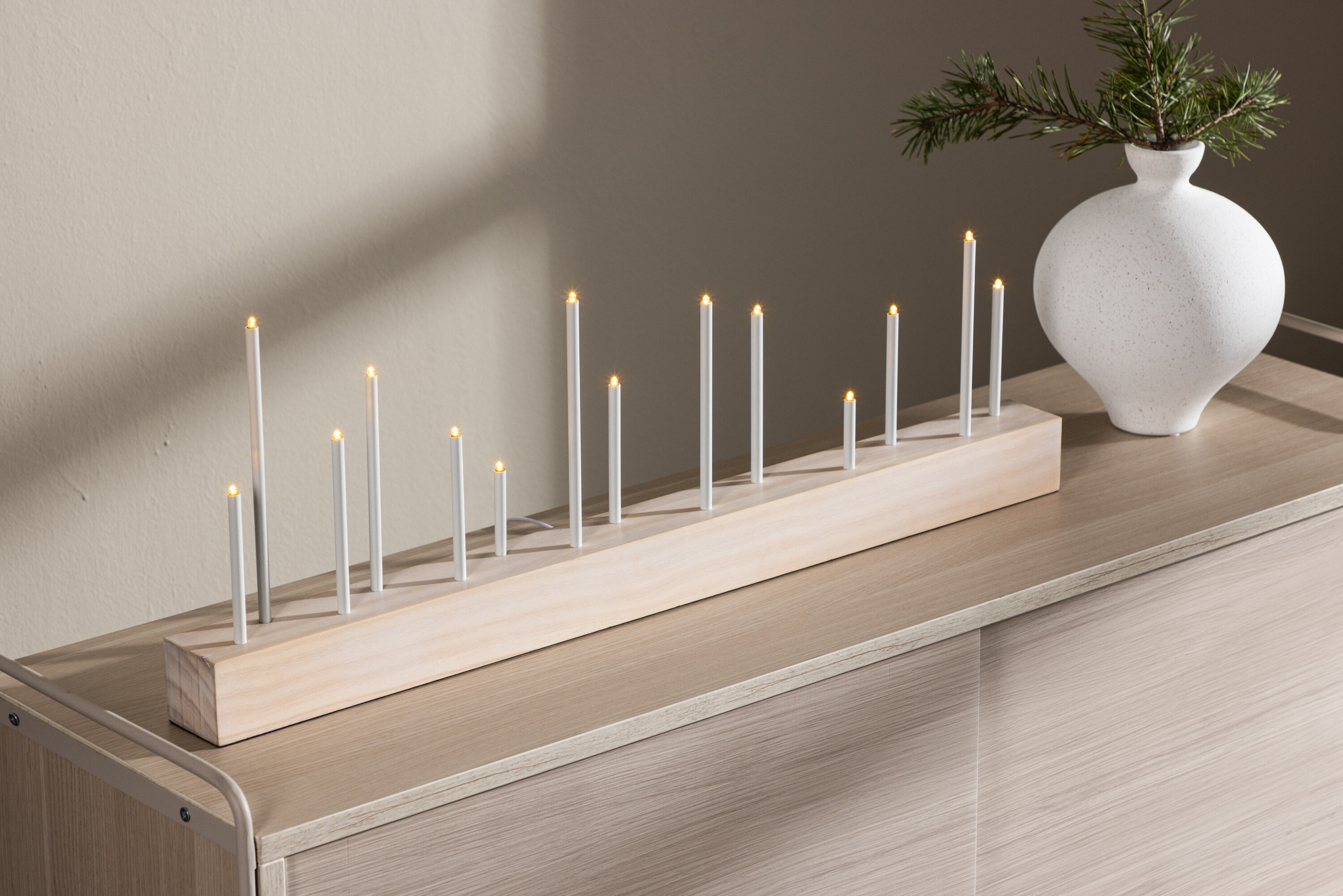Kungsberget éclairage de noël blanchi 6 x 24 x 77 cm en situation dans une pièce décorée