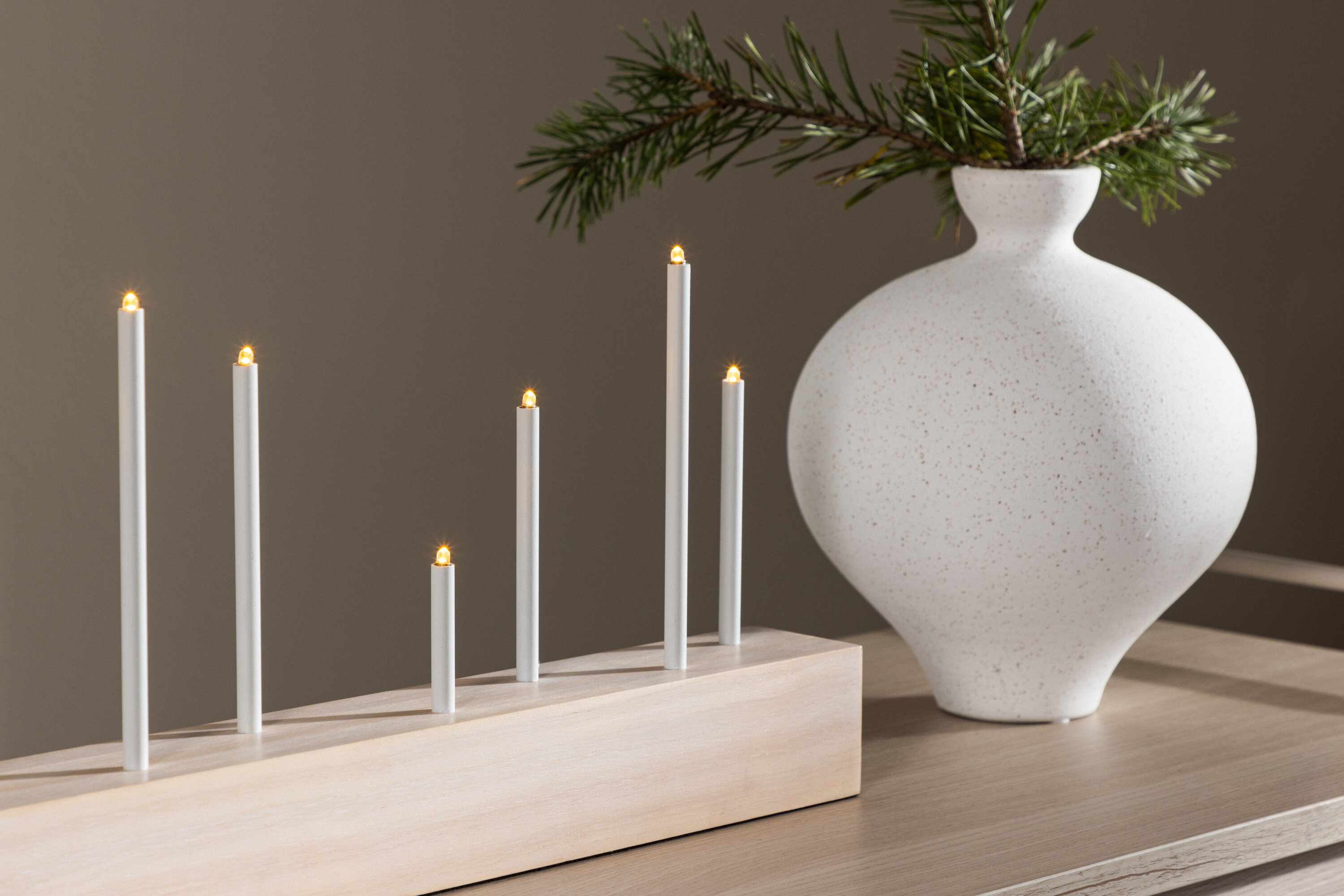 Kungsberget éclairage de noël blanchi 6 x 24 x 77 cm en situation dans une pièce décorée