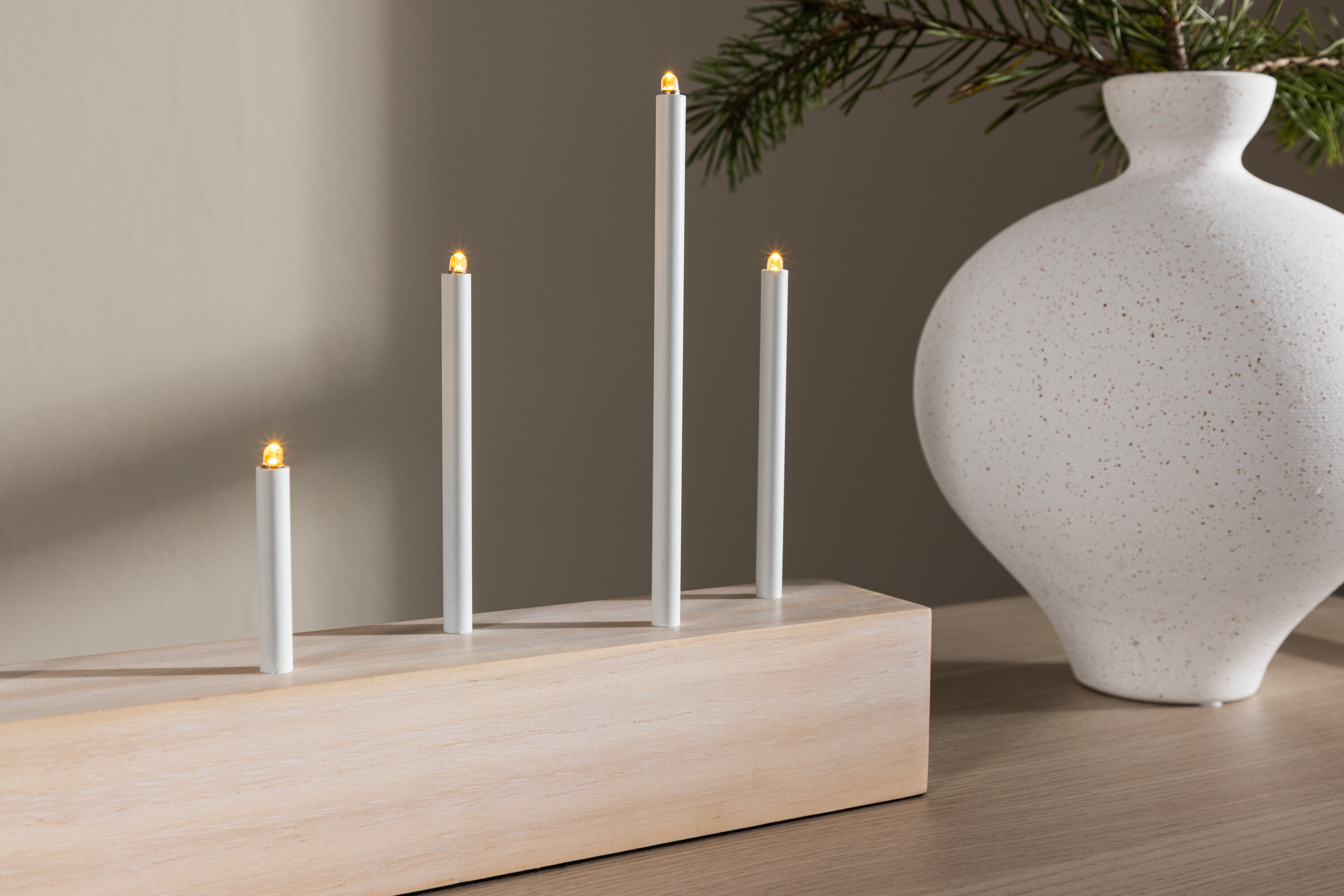 Kungsberget éclairage de noël blanchi 6 x 24 x 77 cm en situation dans une pièce décorée