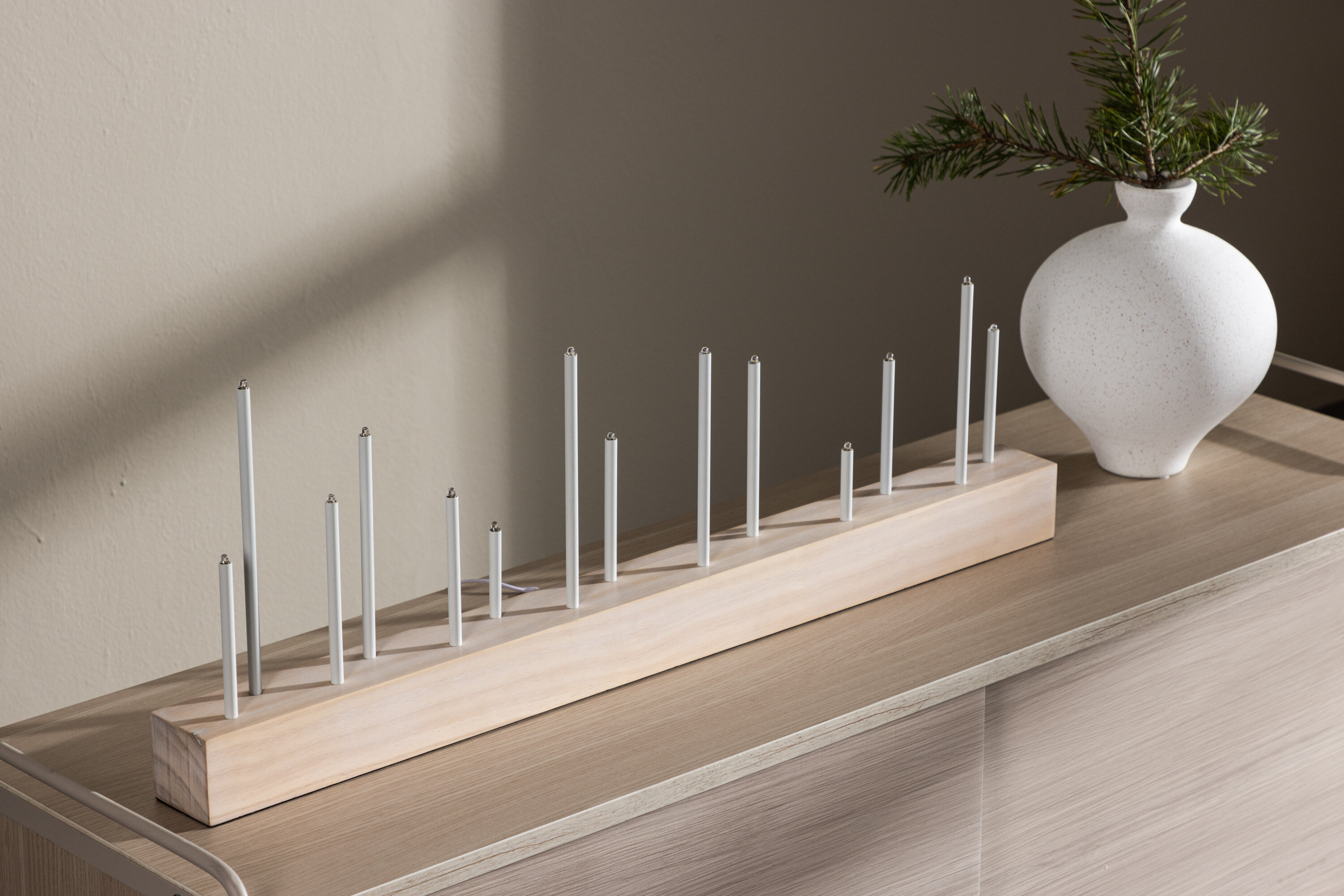 Kungsberget éclairage de noël blanchi 6 x 24 x 77 cm en situation dans une pièce décorée