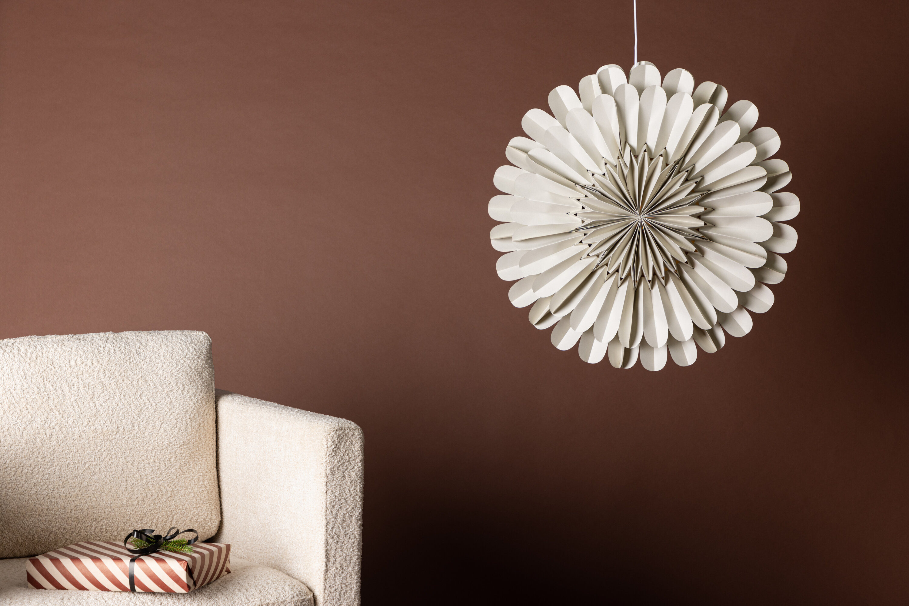 Järvsön éclairage de noël beige, blanc ⌀60 cm en situation dans une pièce décorée