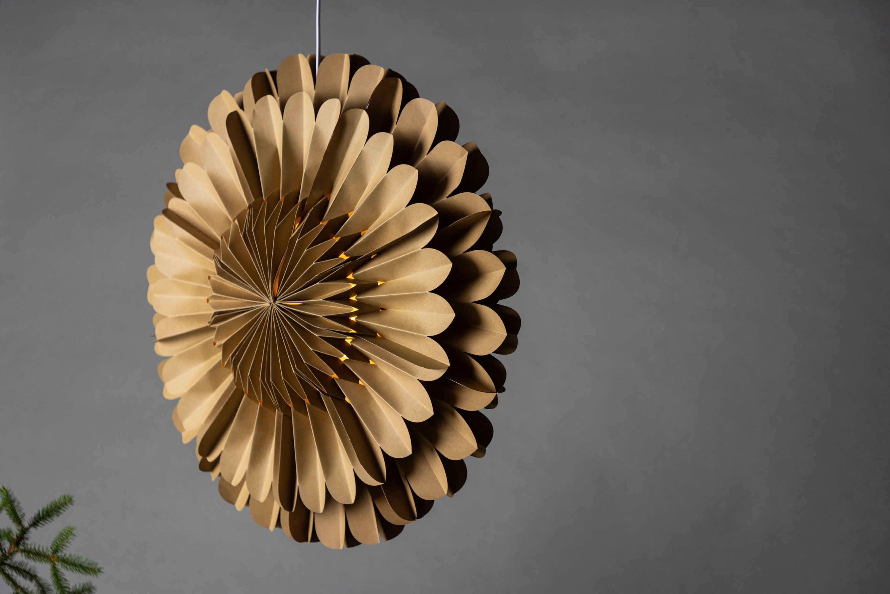 Järvsön éclairage de noël blanc, marron ⌀60 cm en situation dans une pièce décorée