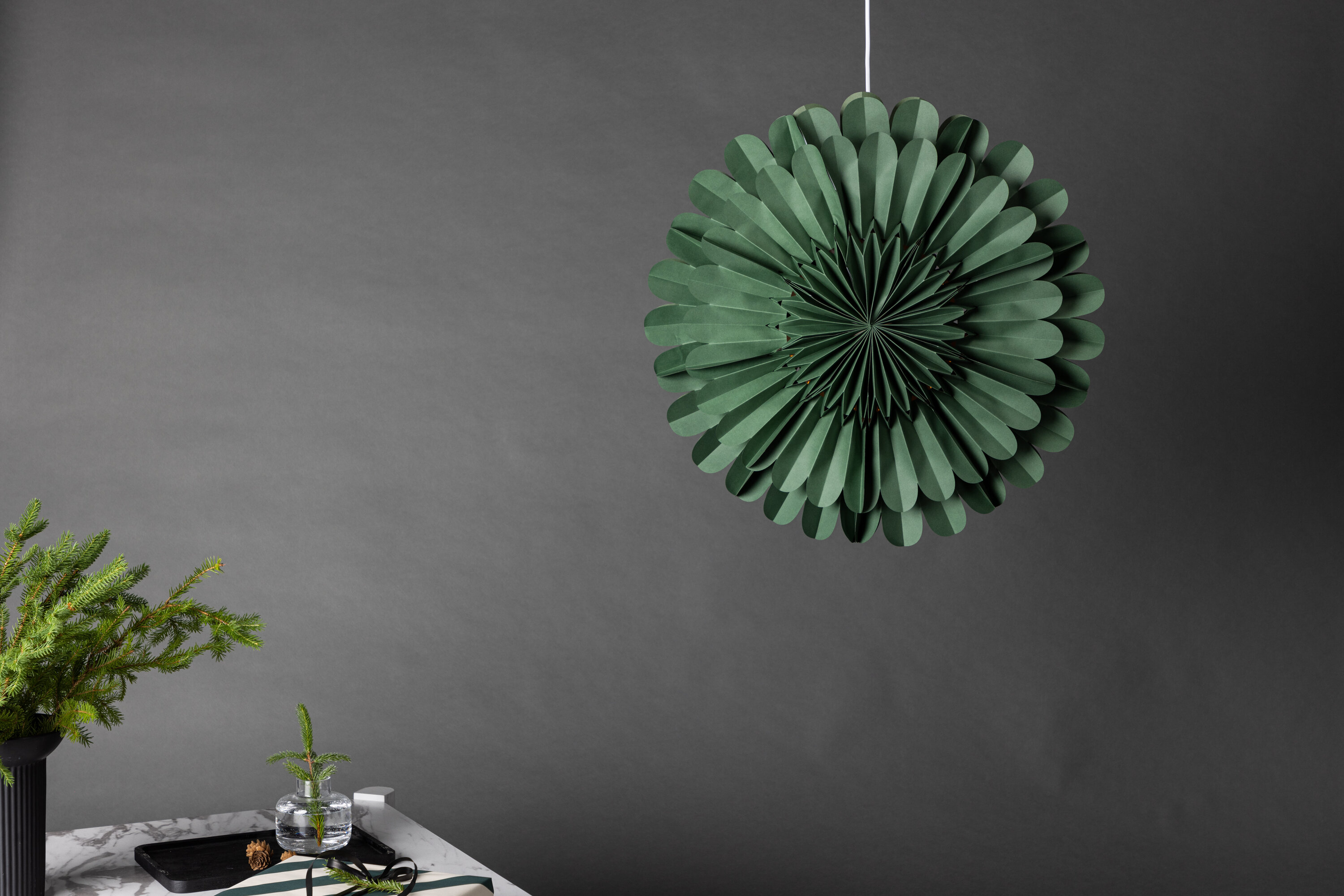 Järvsön éclairage de noël vert ⌀60 cm en situation dans une pièce décorée