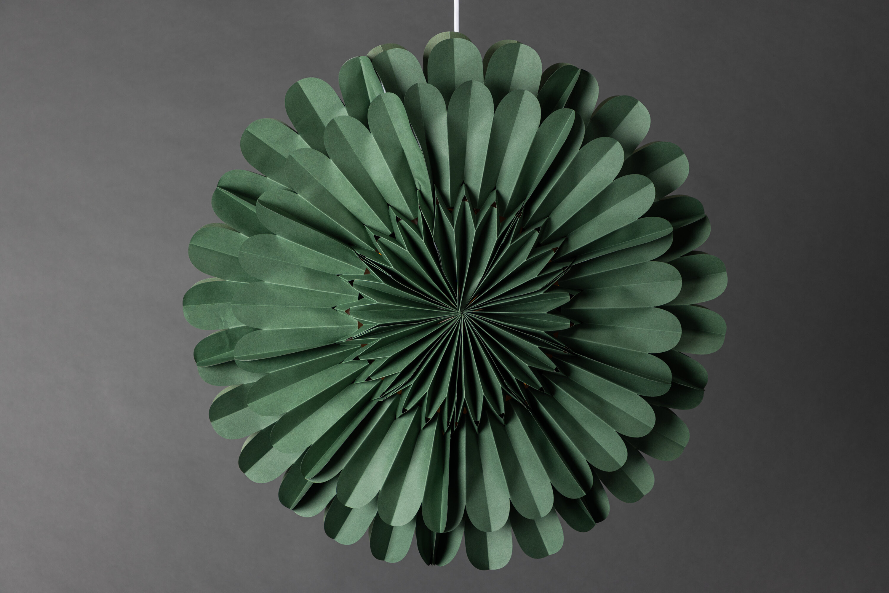Järvsön éclairage de noël vert ⌀60 cm en situation dans une pièce décorée