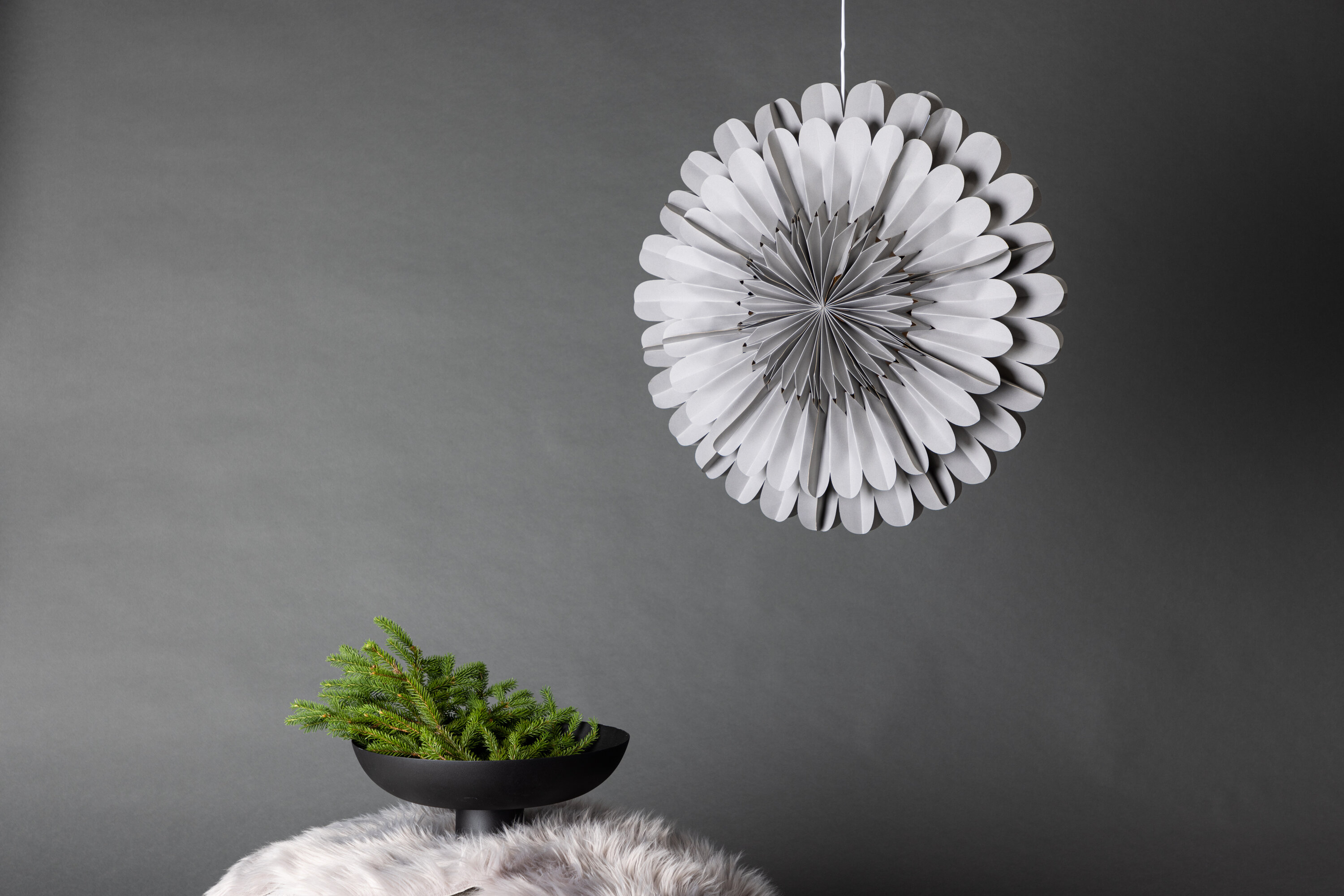 Järvsön éclairage de noël blanc, gris foncé ⌀60 cm en situation dans une pièce décorée