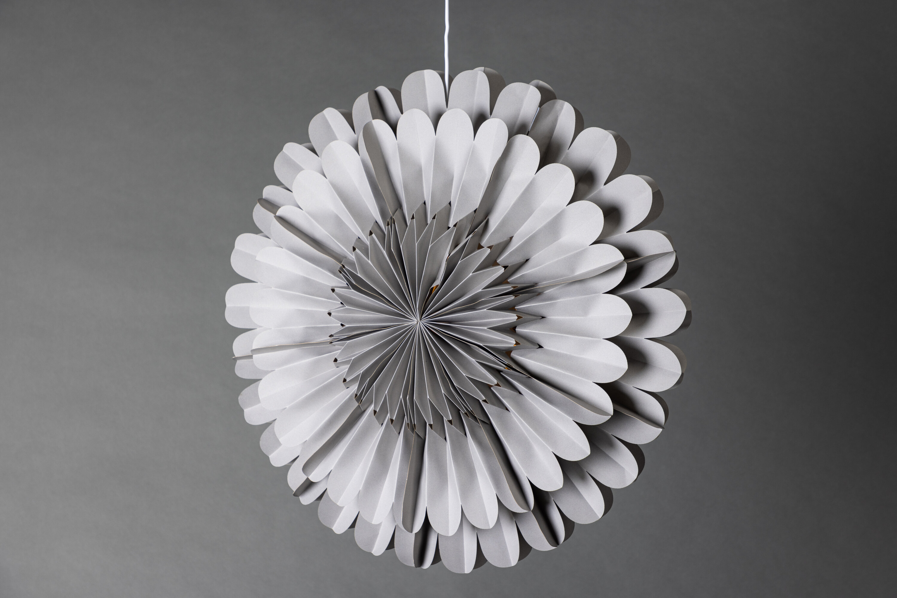 Järvsön éclairage de noël blanc, gris foncé ⌀60 cm en situation dans une pièce décorée