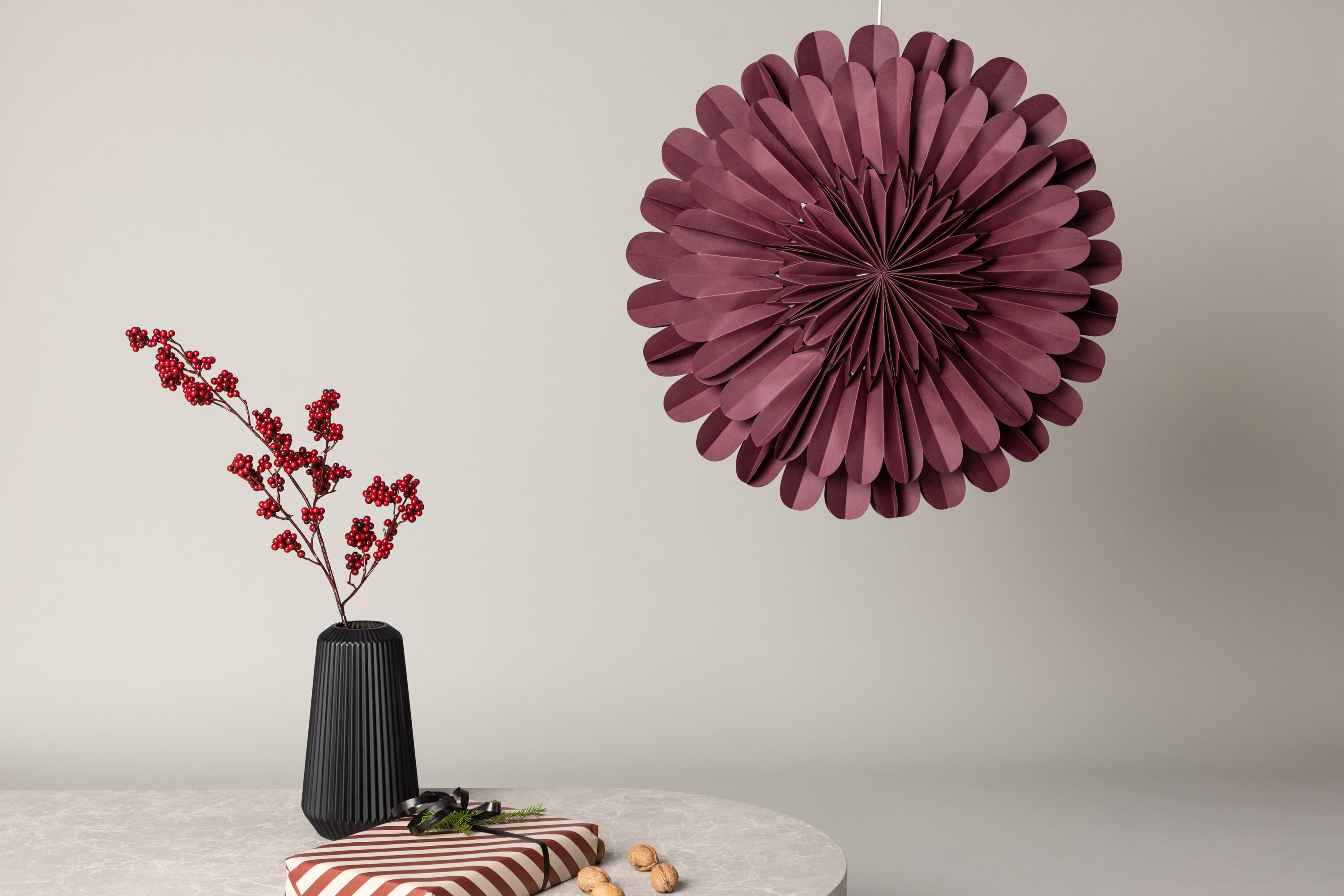 Järvsön éclairage de noël rouge foncé, blanc ⌀60 cm en situation dans une pièce décorée